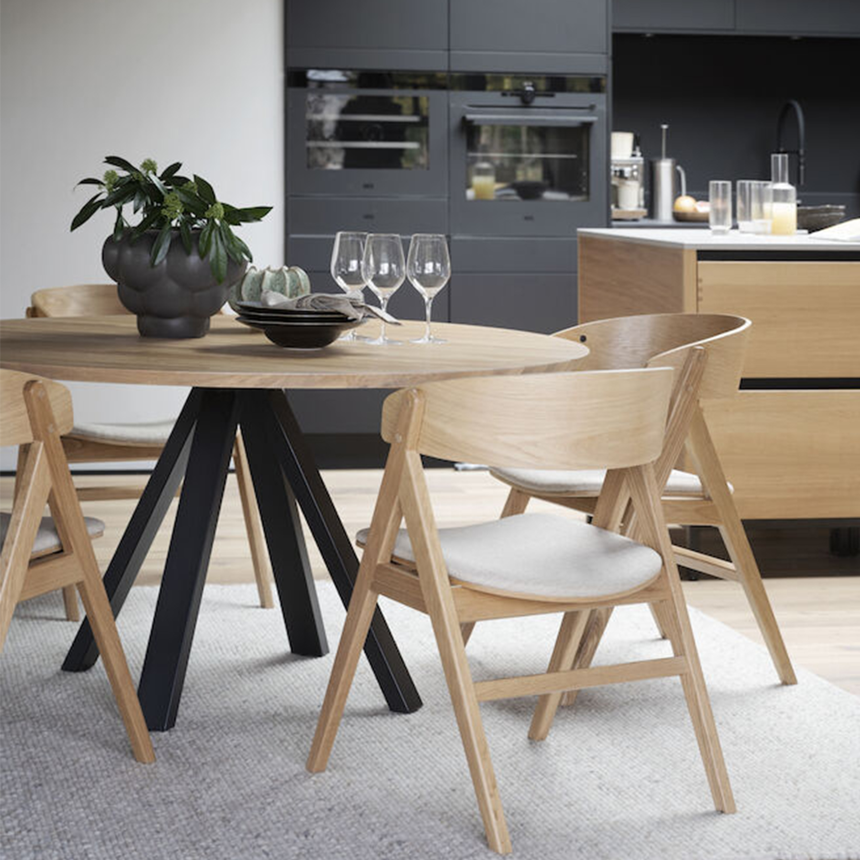 Rowico Home Carradale Matbord Ek/Svart Ø150