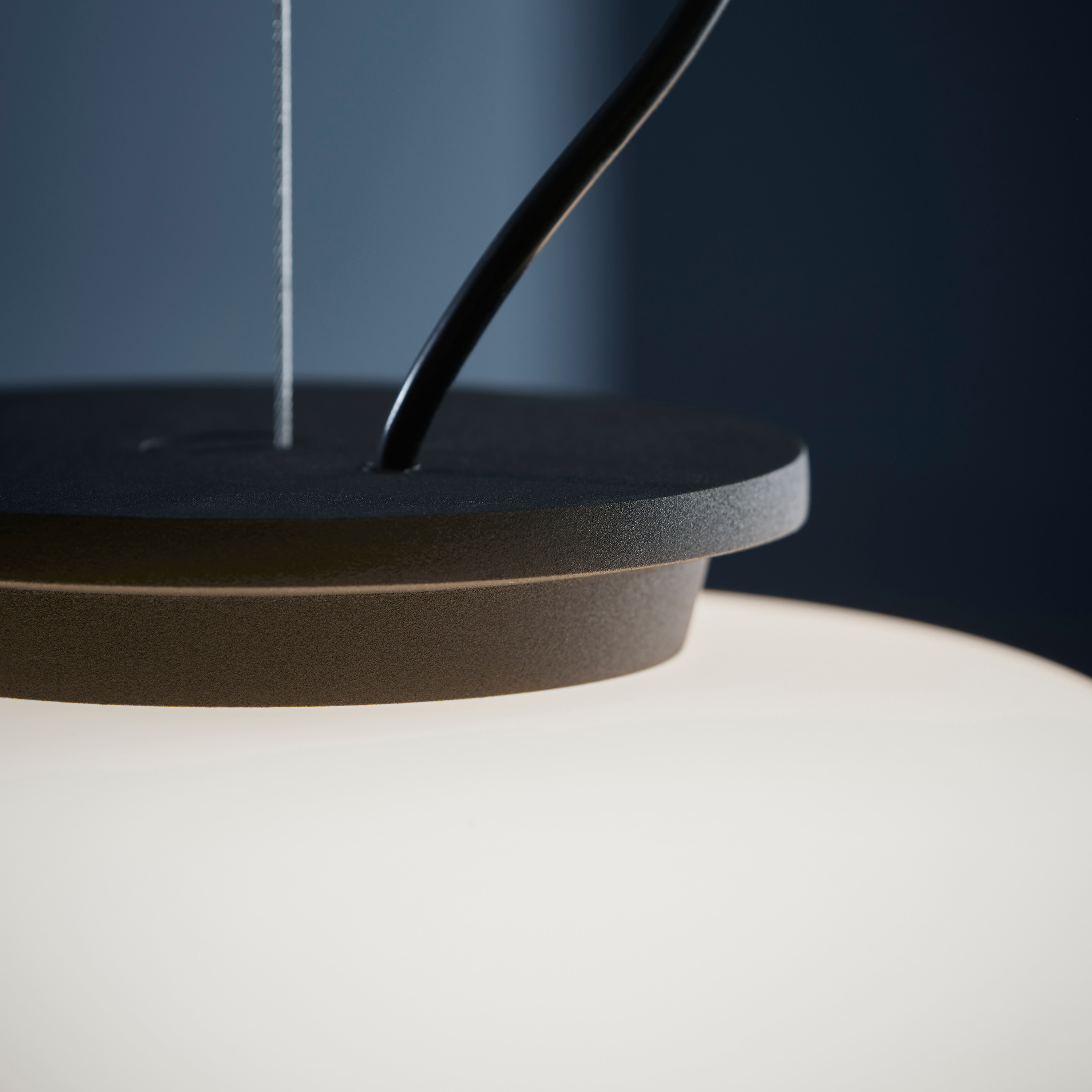 Frandsen Supernate Riippuvalaisin Opal White/Black Ø38