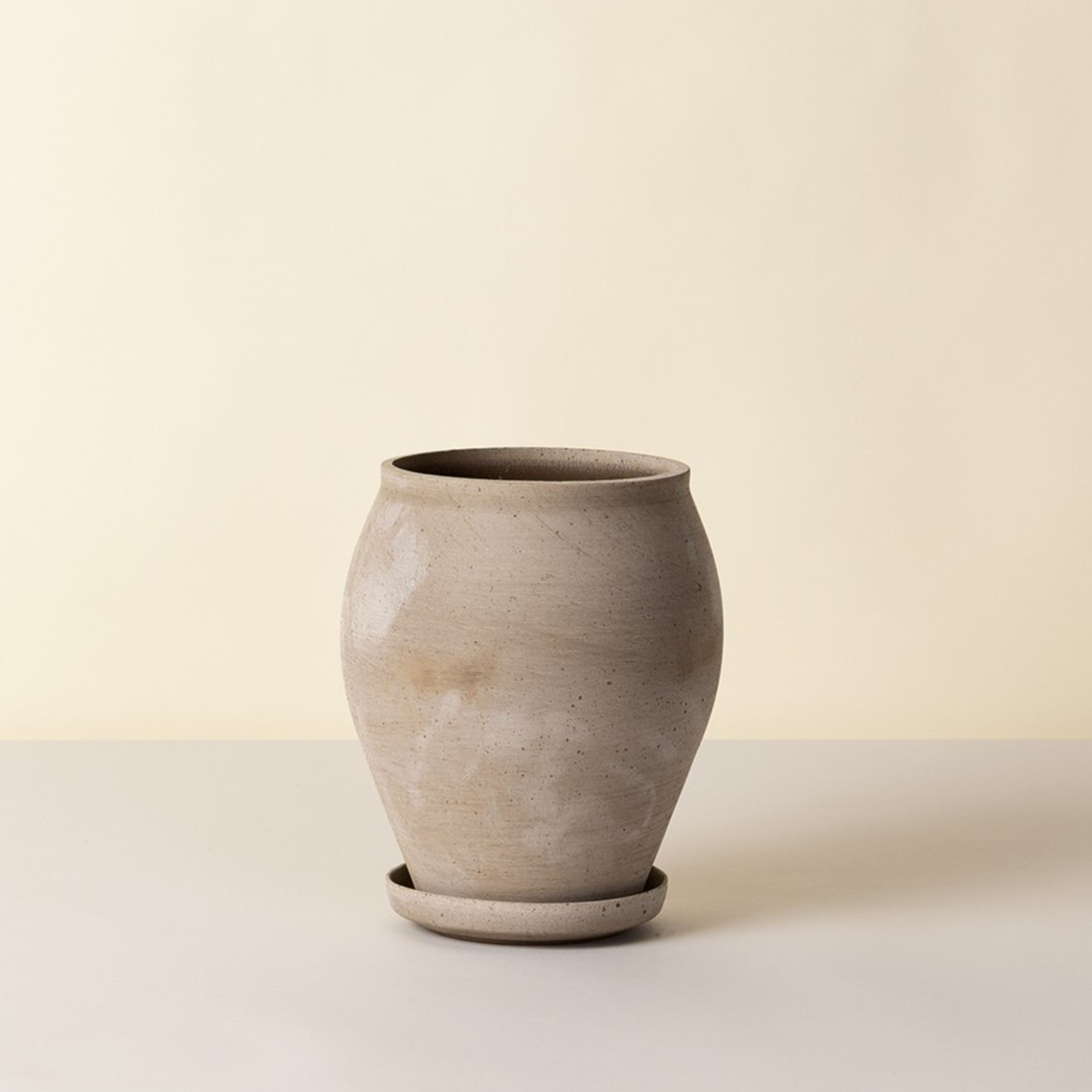 Bergs Potter Delphi Ruukku aluslautasella Raw Grey Ø22