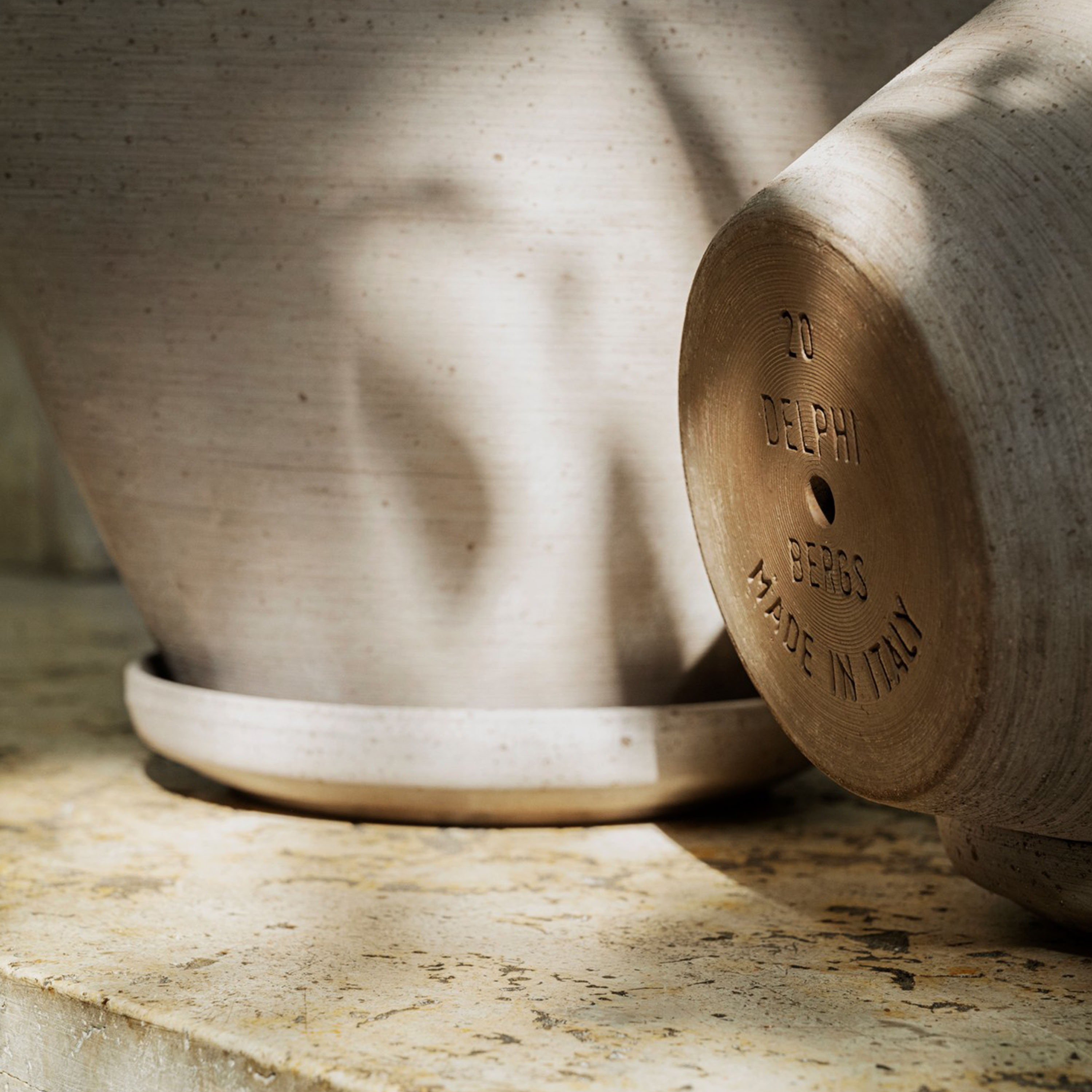 Bergs Potter Delphi Ruukku aluslautasella Raw Grey Ø20