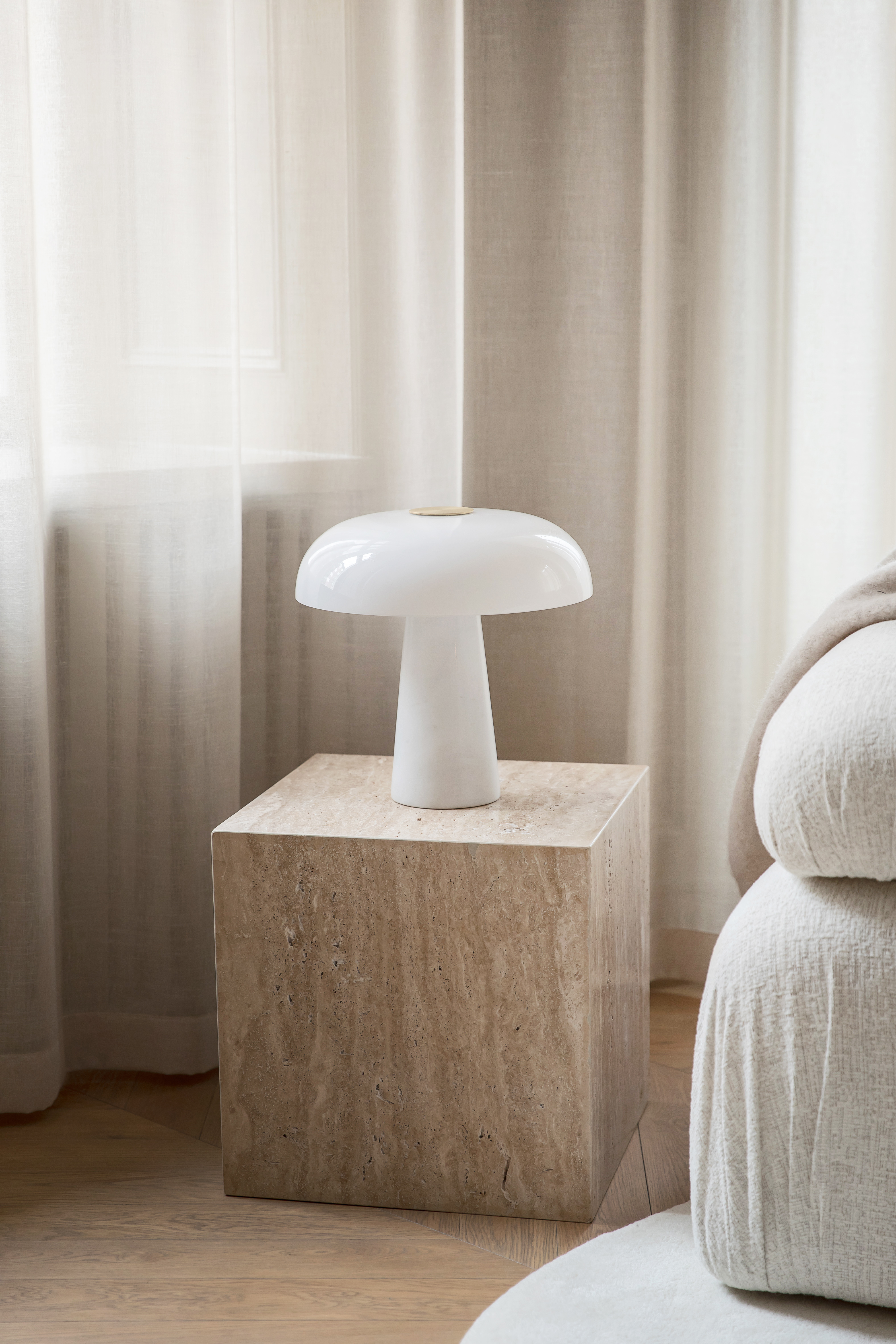 Design For The People Glossy Bordlampe Opalhvit