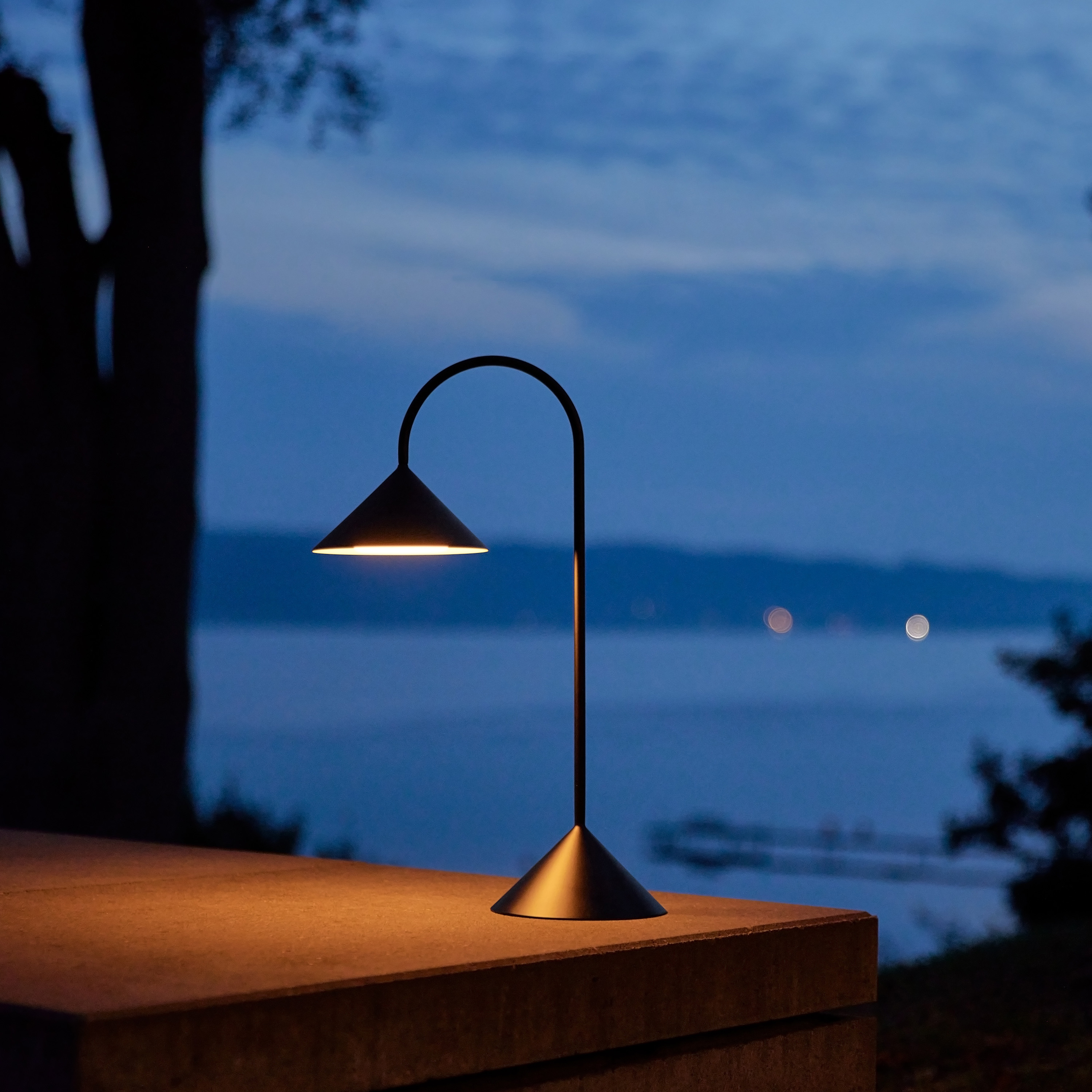 Frandsen Grasp Kannettava Pöytävalaisin Matt Black 47cm