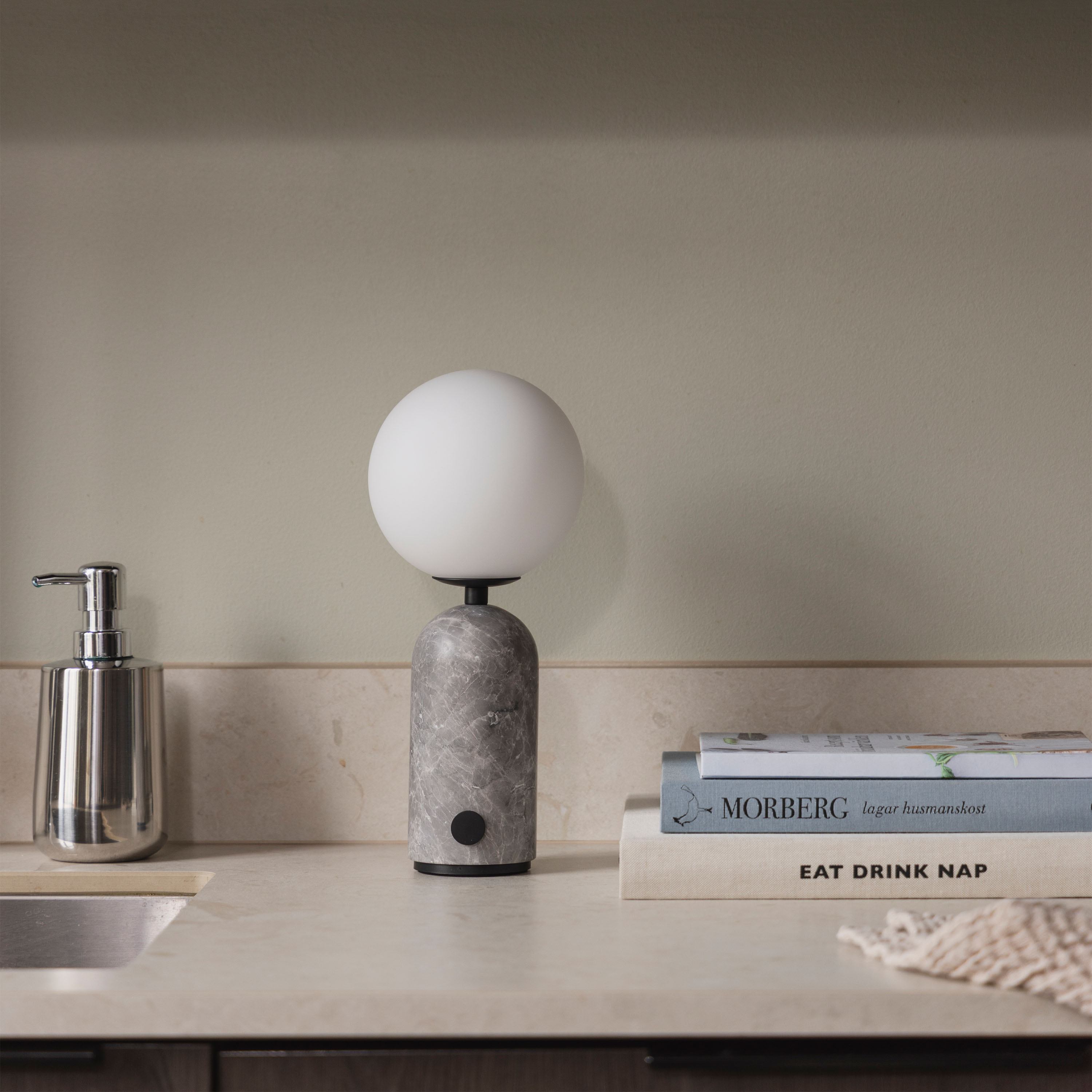 Globen Lighting Torrano Tragbare Tischlampe Grauer Marmor