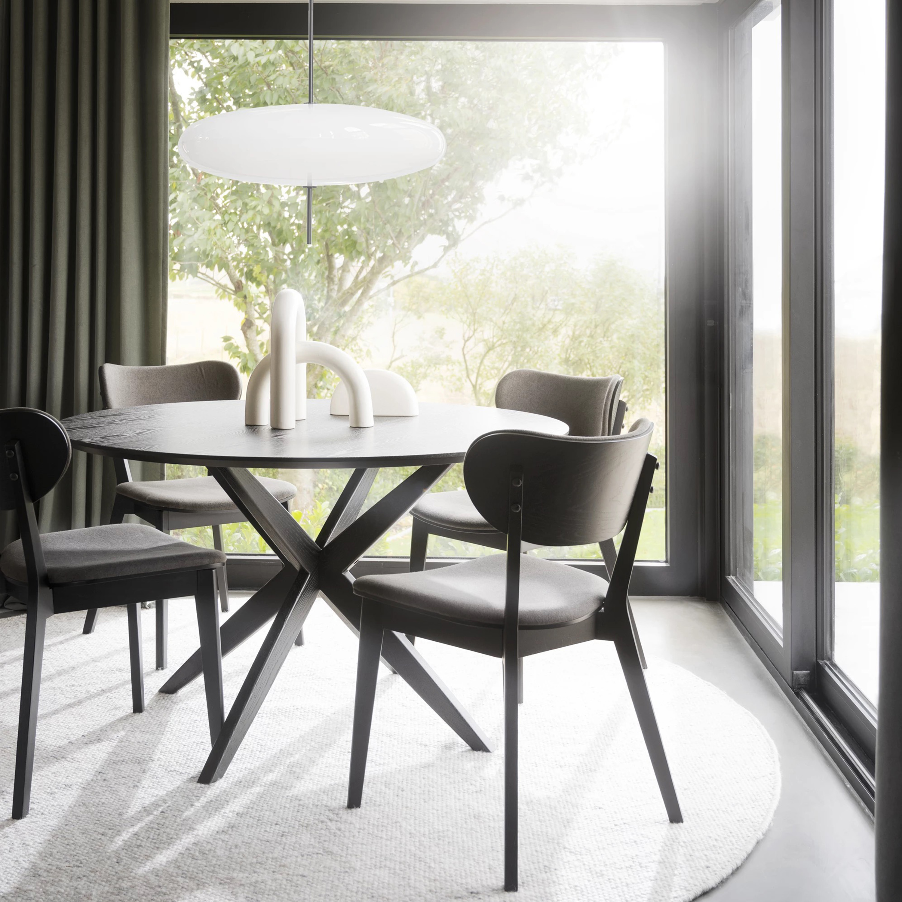 Rowico Home Calverton Matbord Svart Ø120