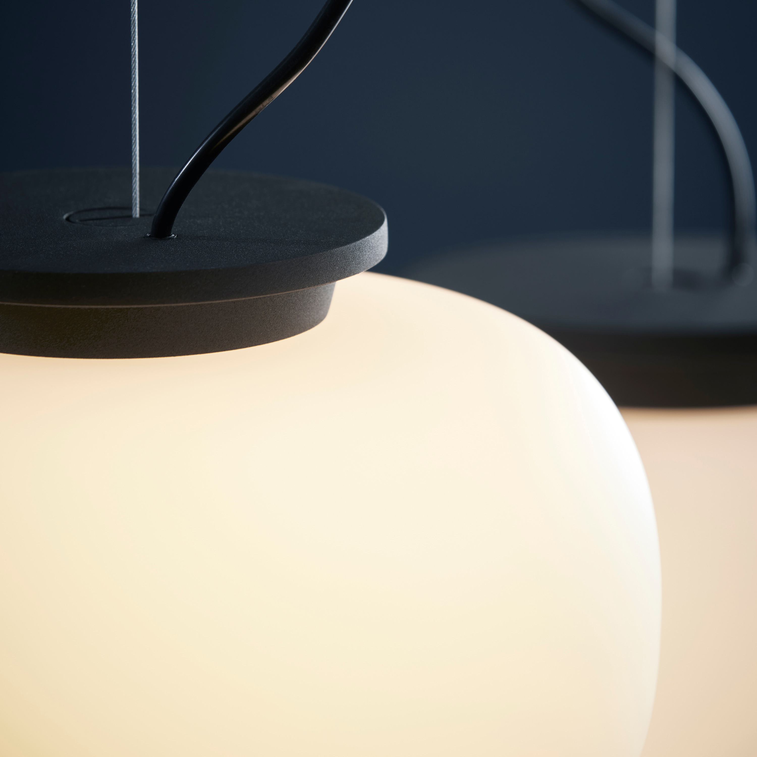 Frandsen Supernate Riippuvalaisin Opal White/Black Ø38