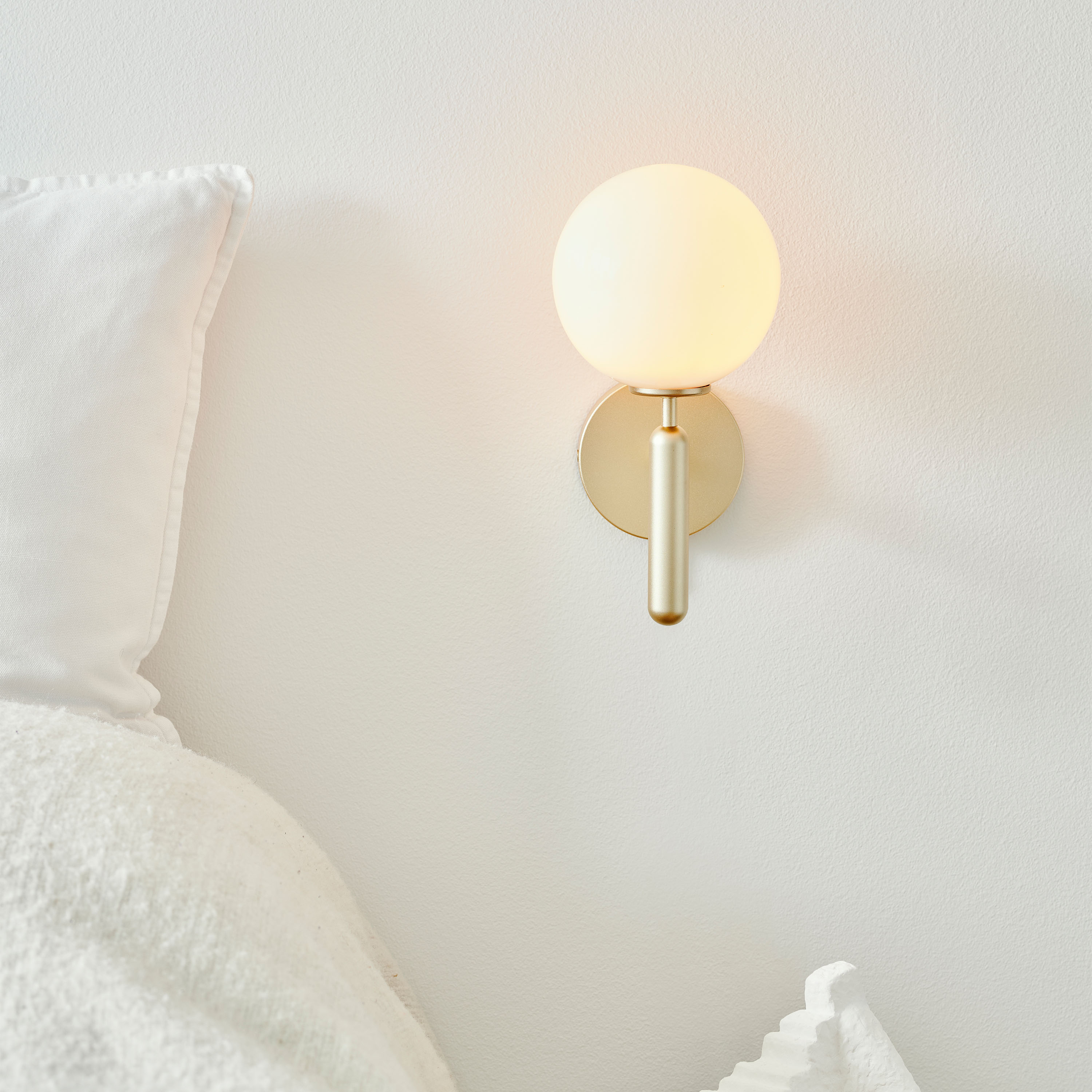 Nuura Miira Vägglampa Brass/Opal