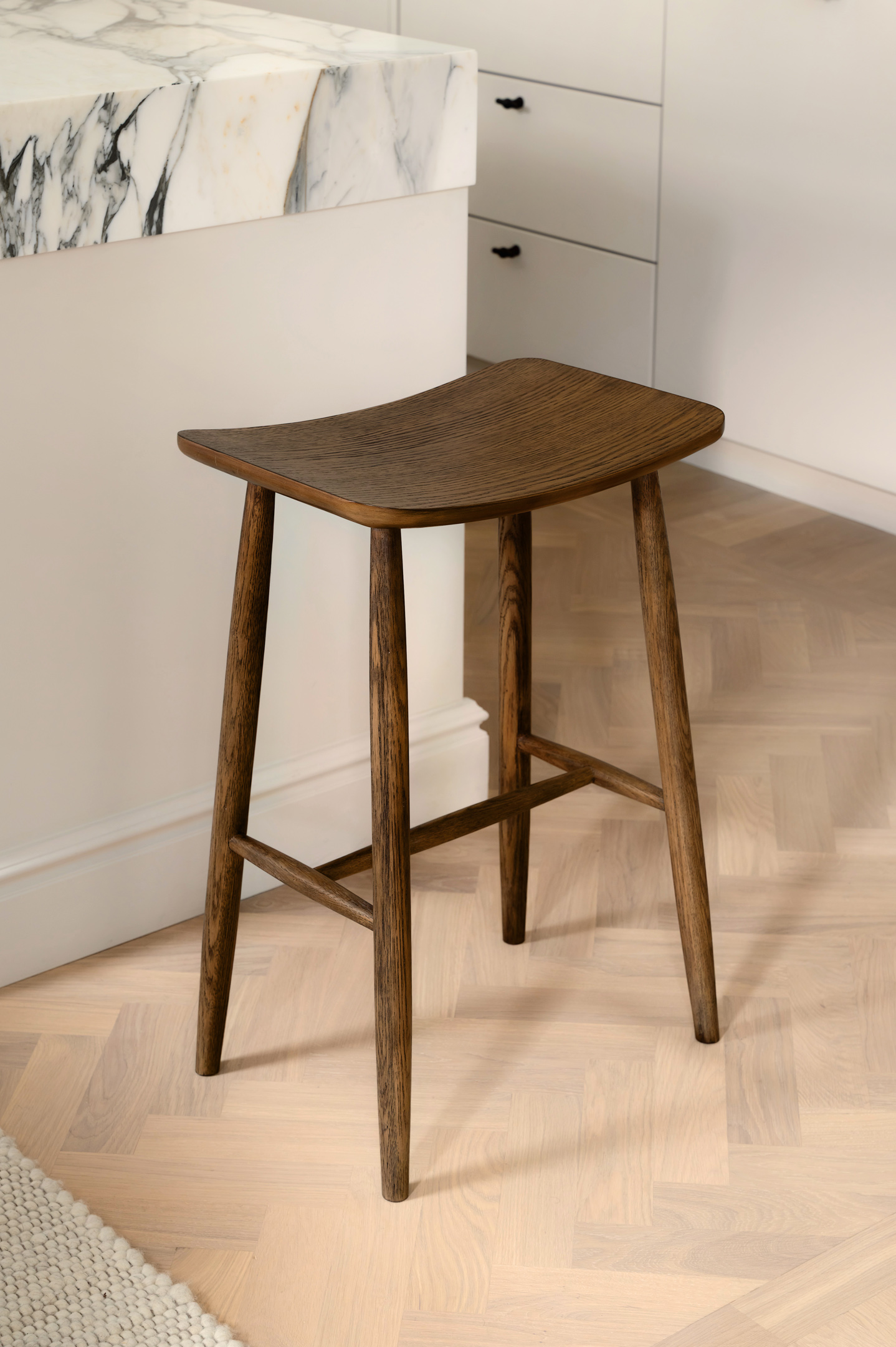 Sleepo Collection Charlie-baarituoli Ruskeaksi Petsattu Tammi