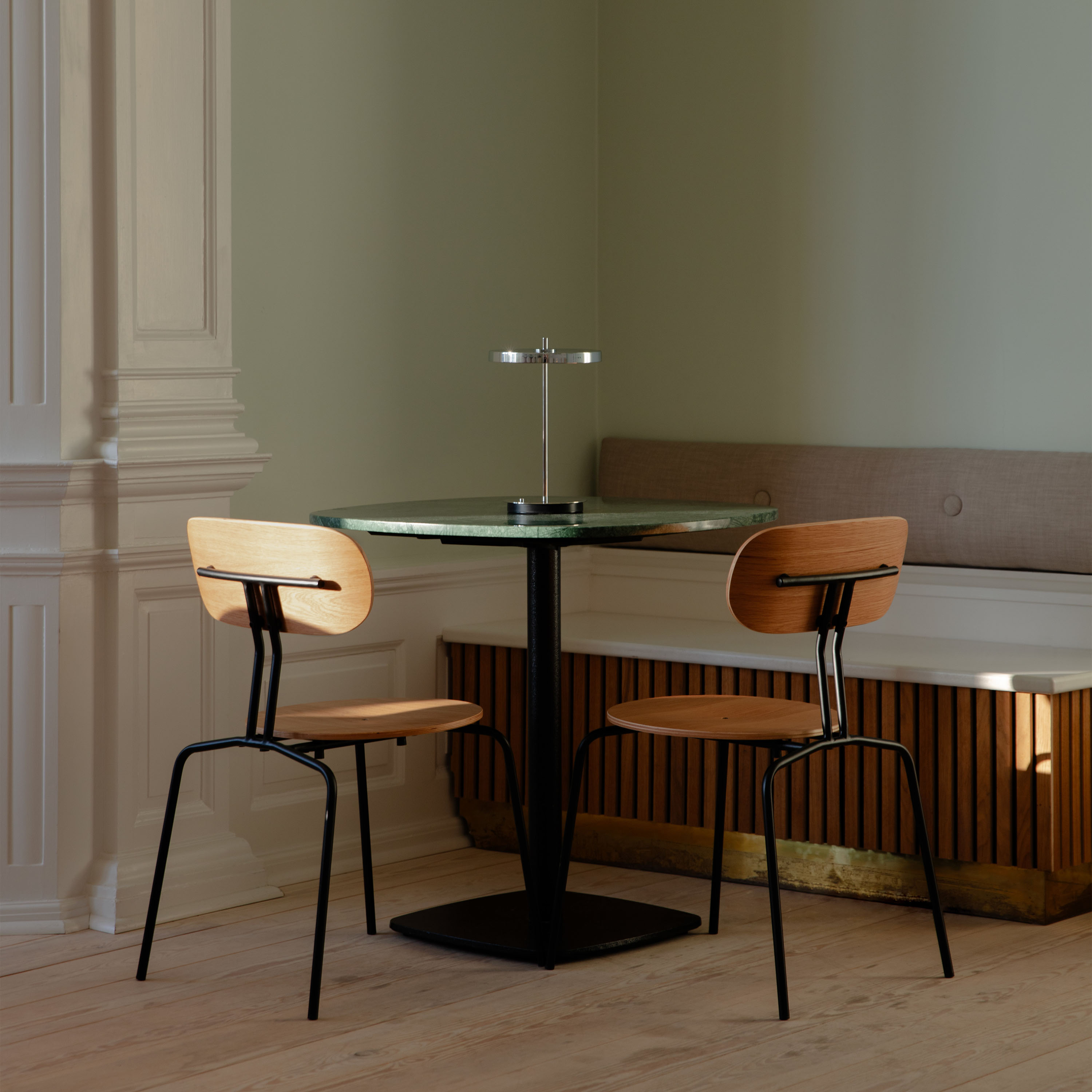 Umage Asteria Move Monochrome Portabel Bordslampa Steel