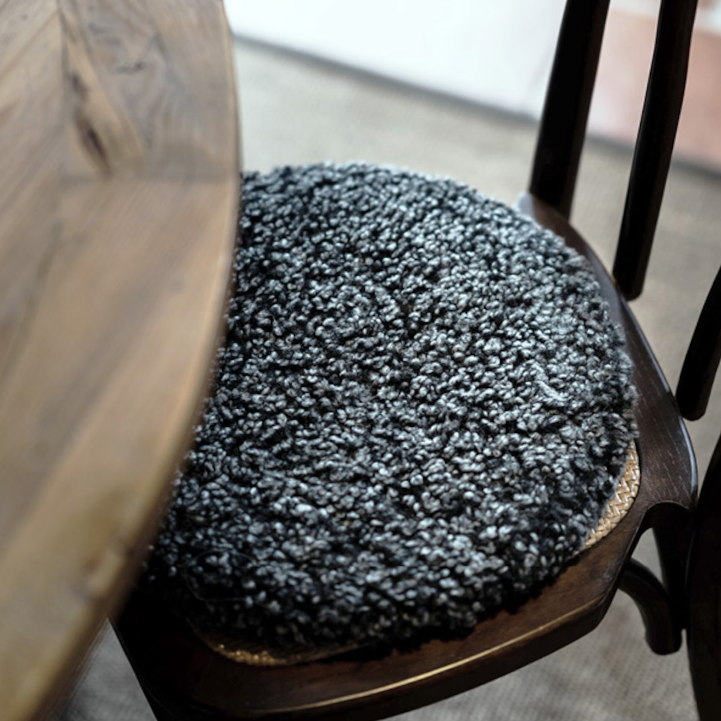 Shepherd Jill Gepolstertes Stuhlkissen Schwarzgraphit Ø36