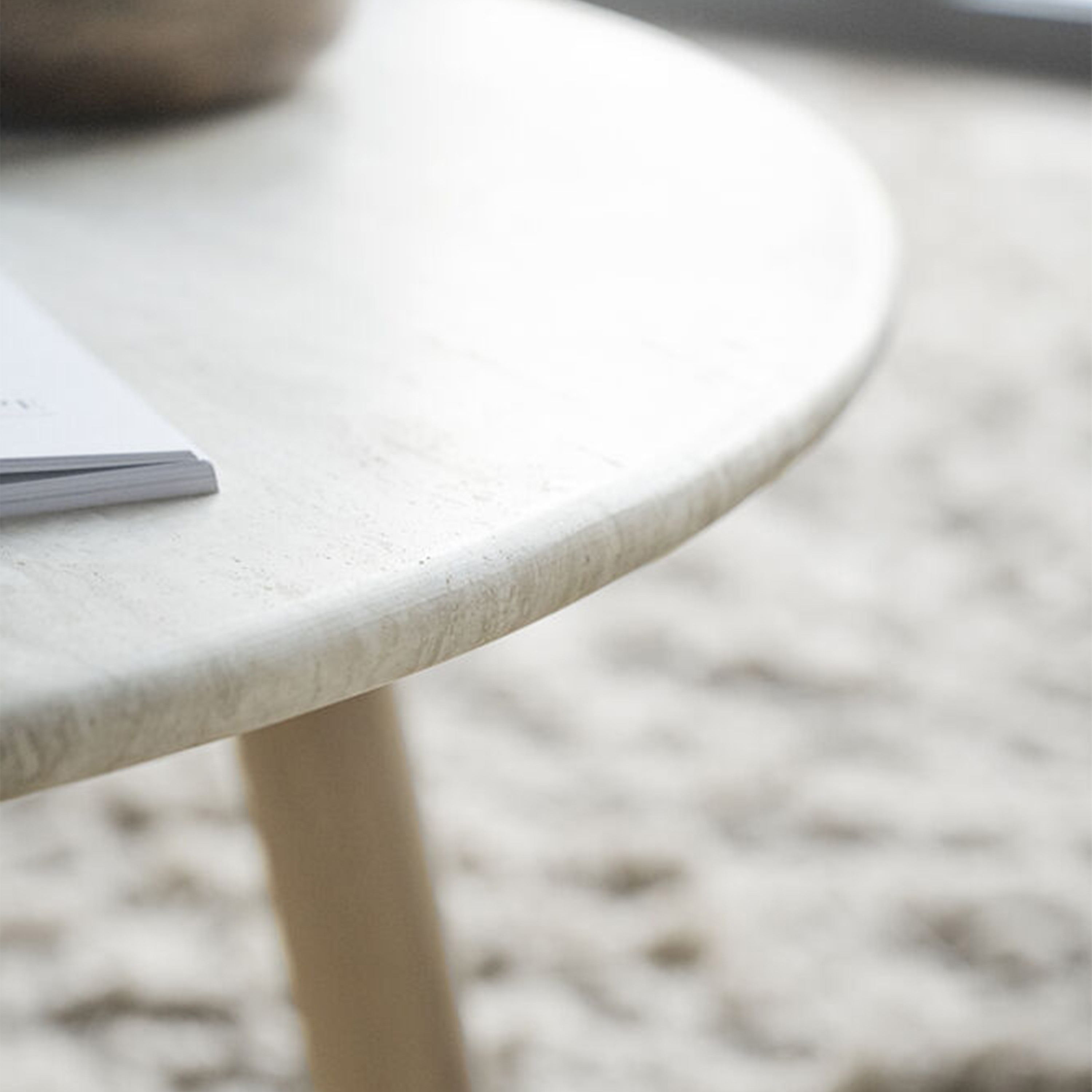 Rowico Home Taransay Soffbord Beige Travertin/Vitpigmenterad Ek Ø60