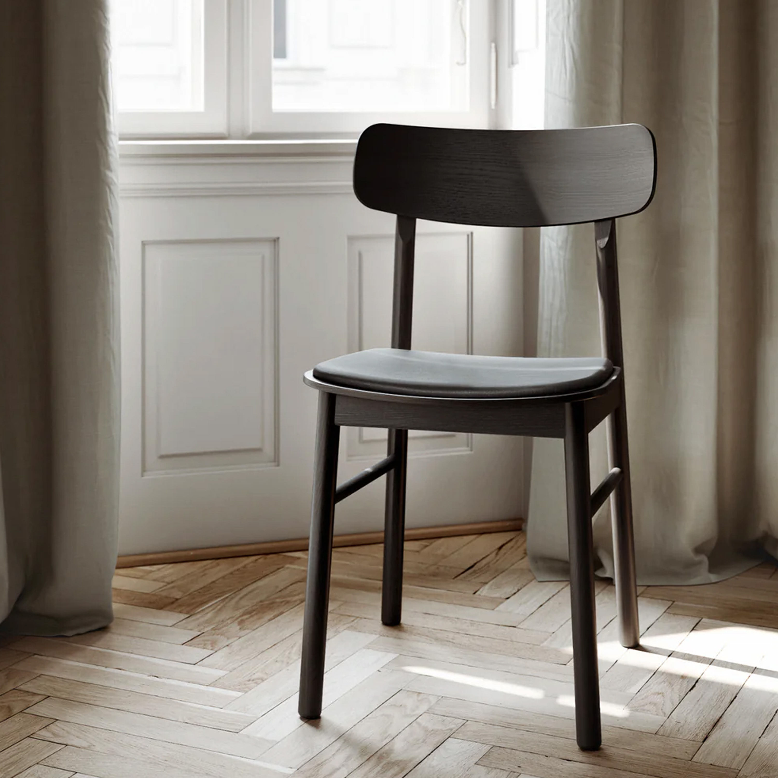 Woud Soma Spisestol Svart/Svart Lær