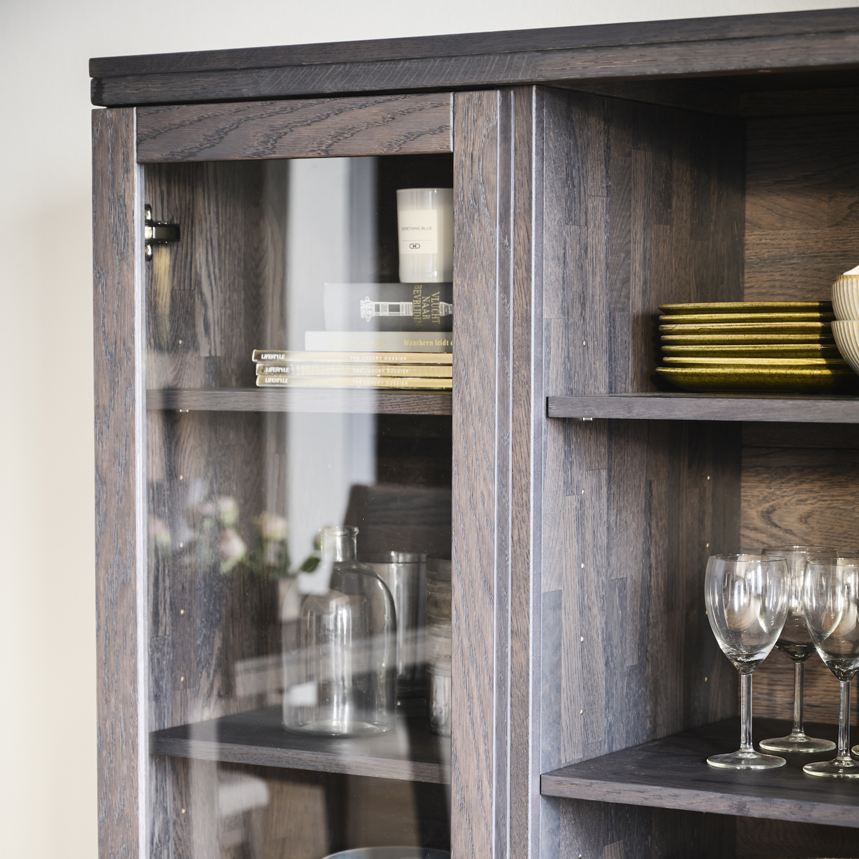 Rowico Home Brooklyn Vitrineschrank Dunkelbraune Eiche