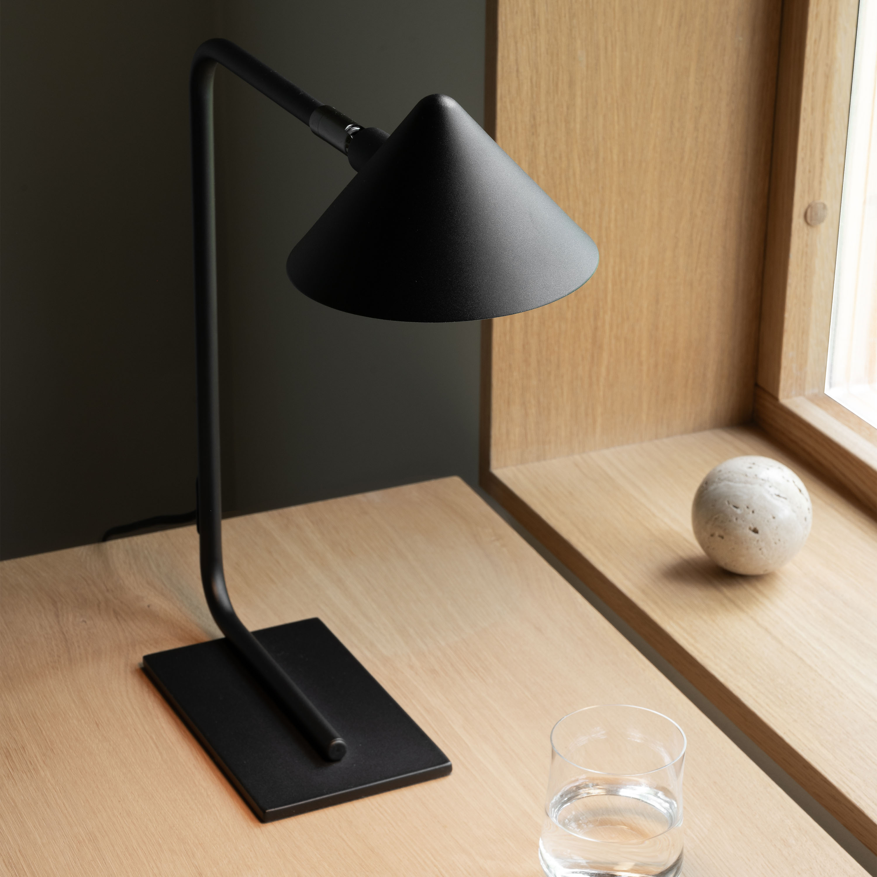 Watt &amp; Veke Kuro Tischleuchte Black 40cm