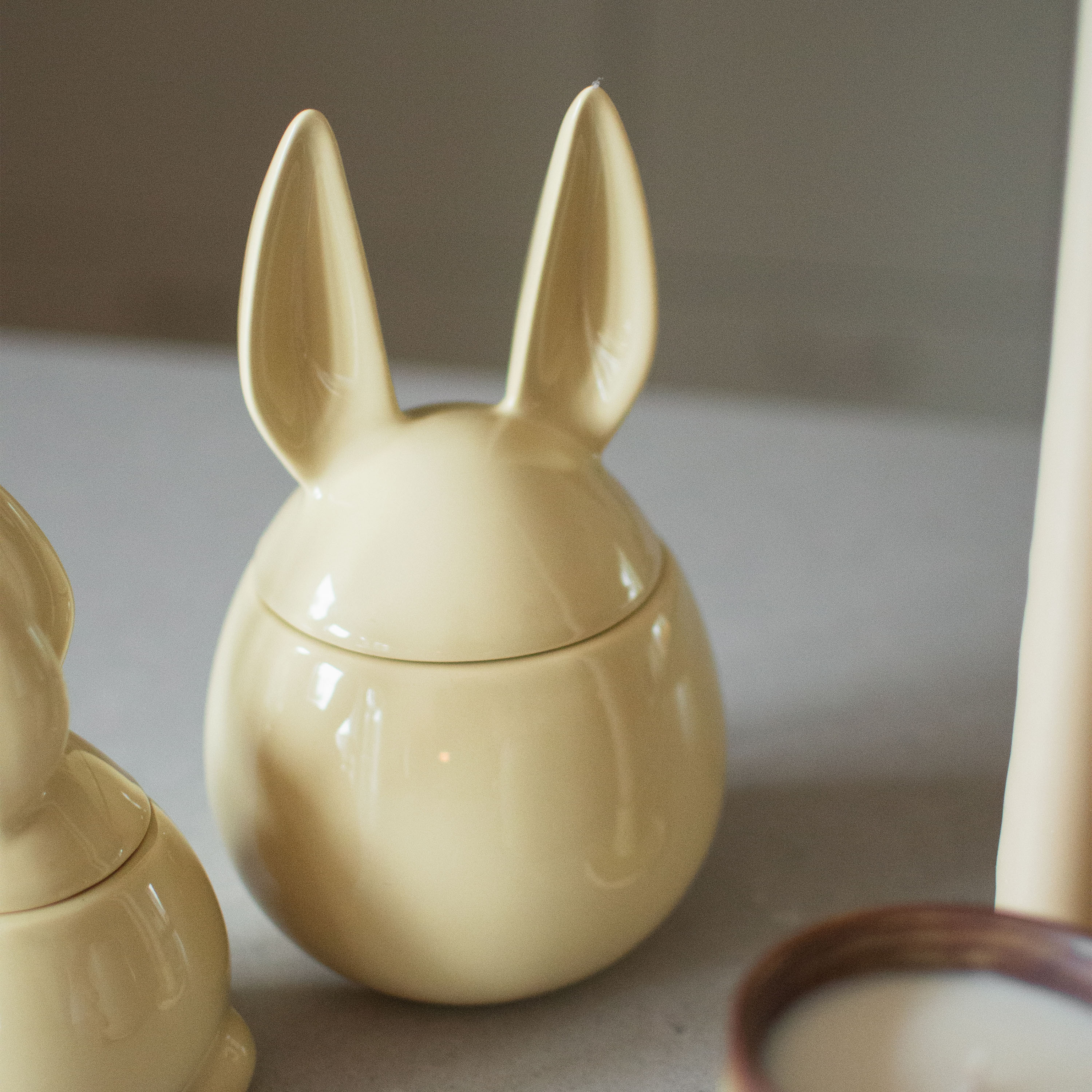 DBKD Eating Rabbit Pääsiäismuna Shiny Yellow Large