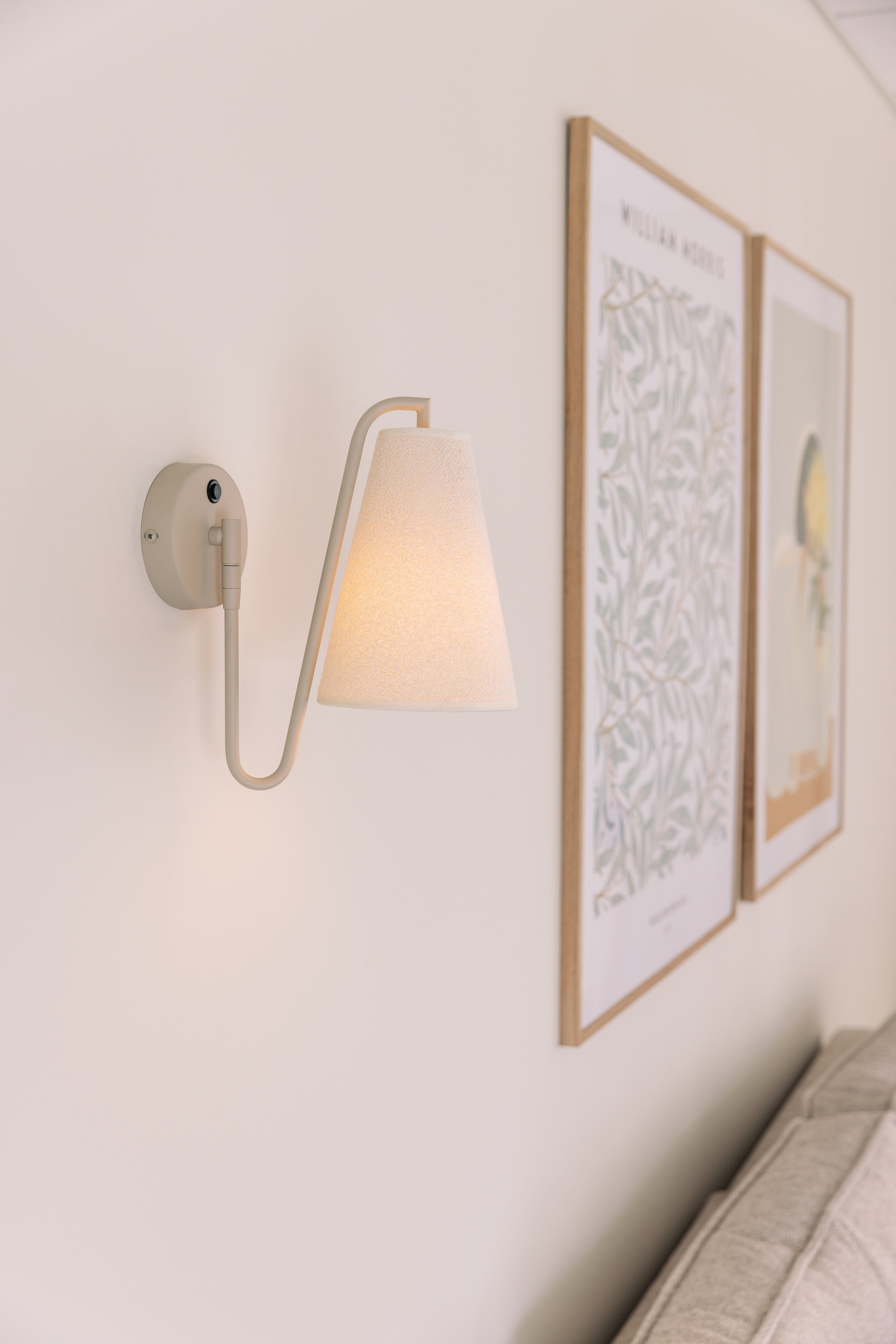 Globen Lighting Lou Vägglampa Bouclé Vit/Beige