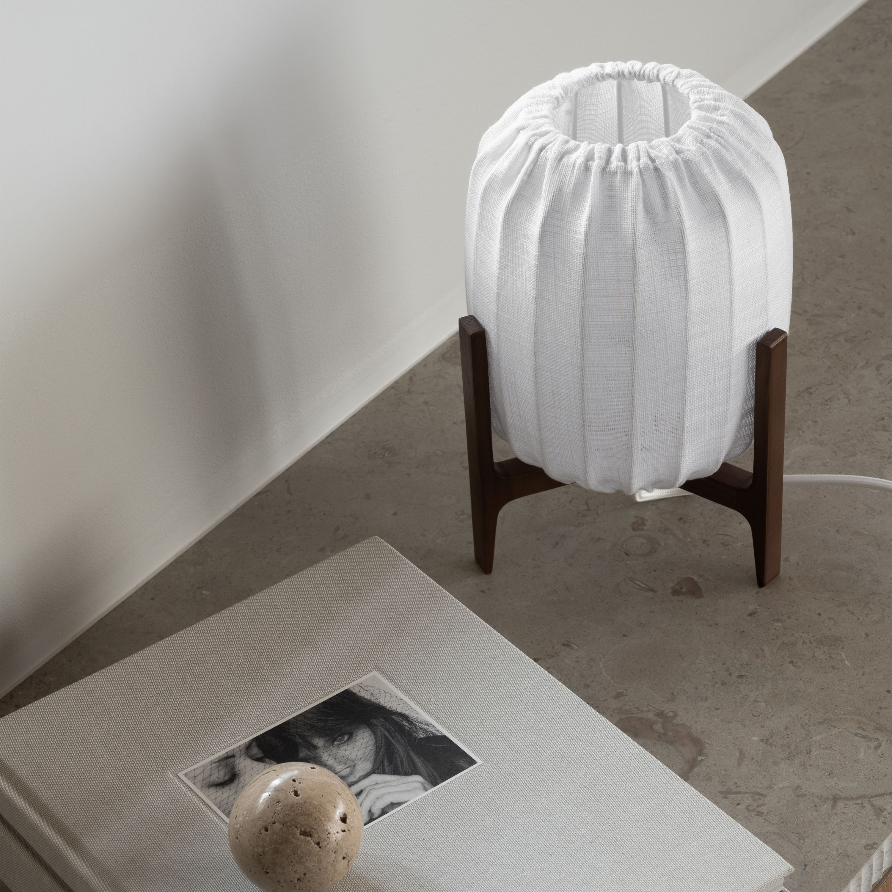 Watt &amp; Veke Prisma Tischleuchte Dark Ash/White 24cm