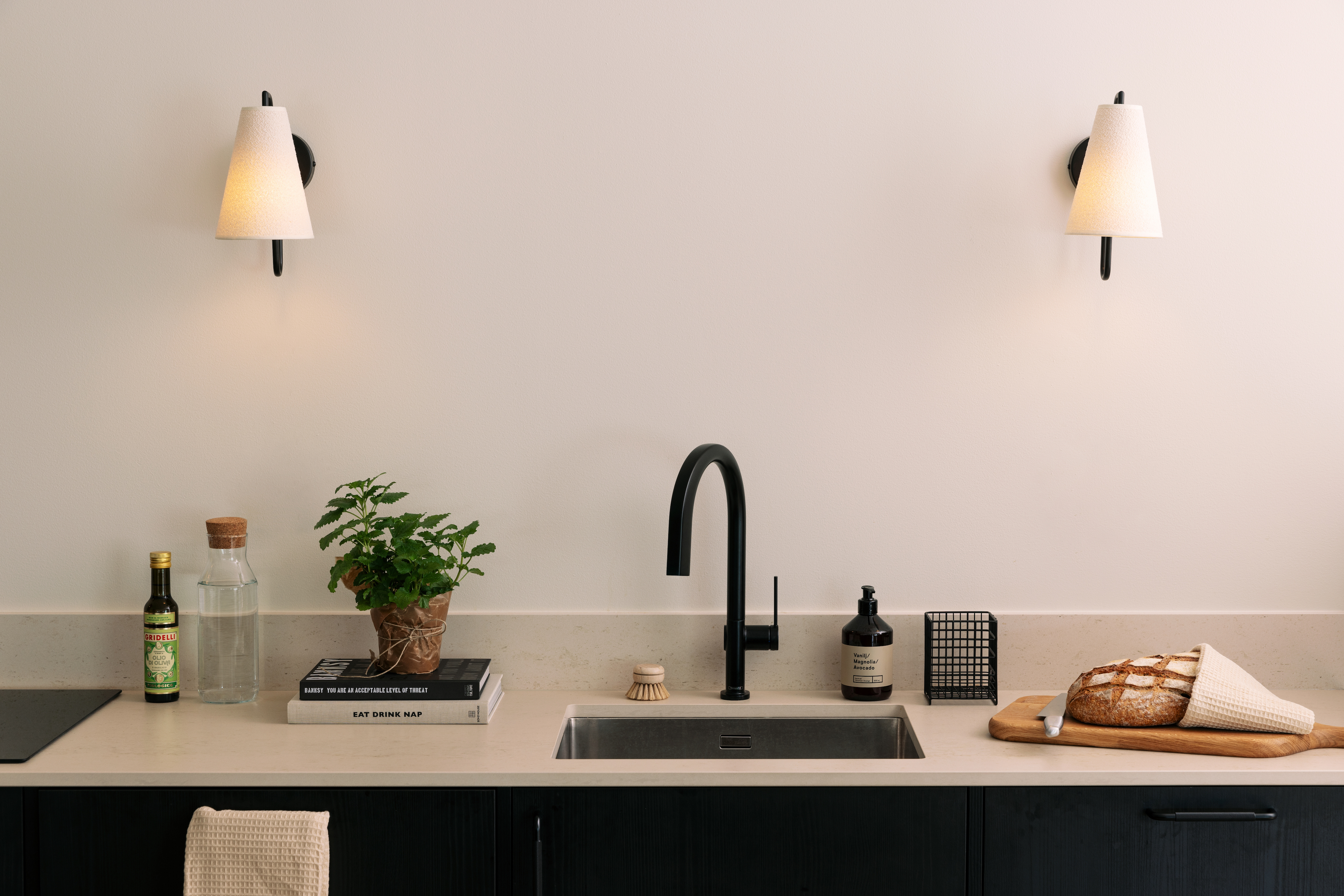 Globen Lighting Lou Vegglampe Bouclé Hvit/Svart