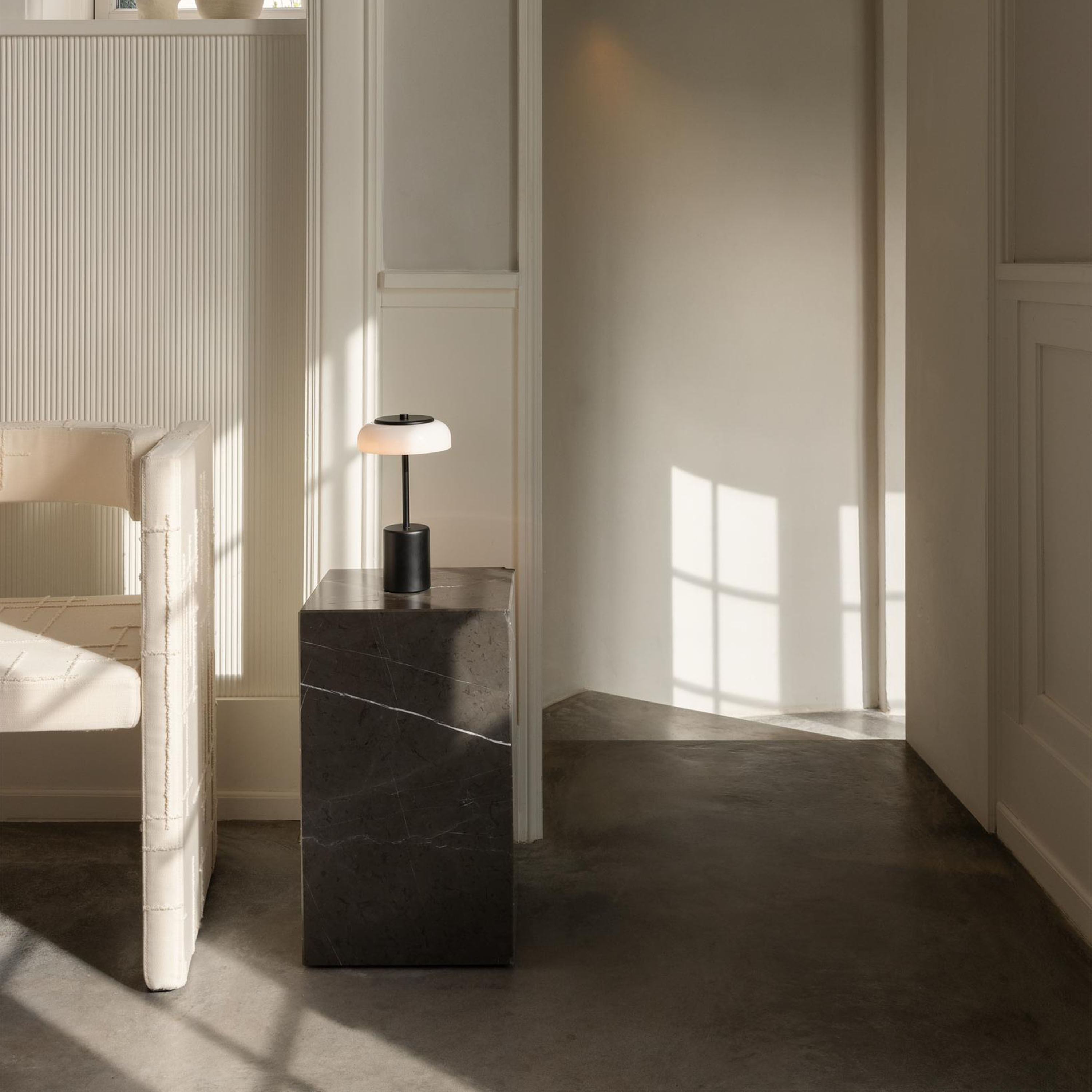 Nuura Blossi Portabel Bordslampa Black/Opal Mini