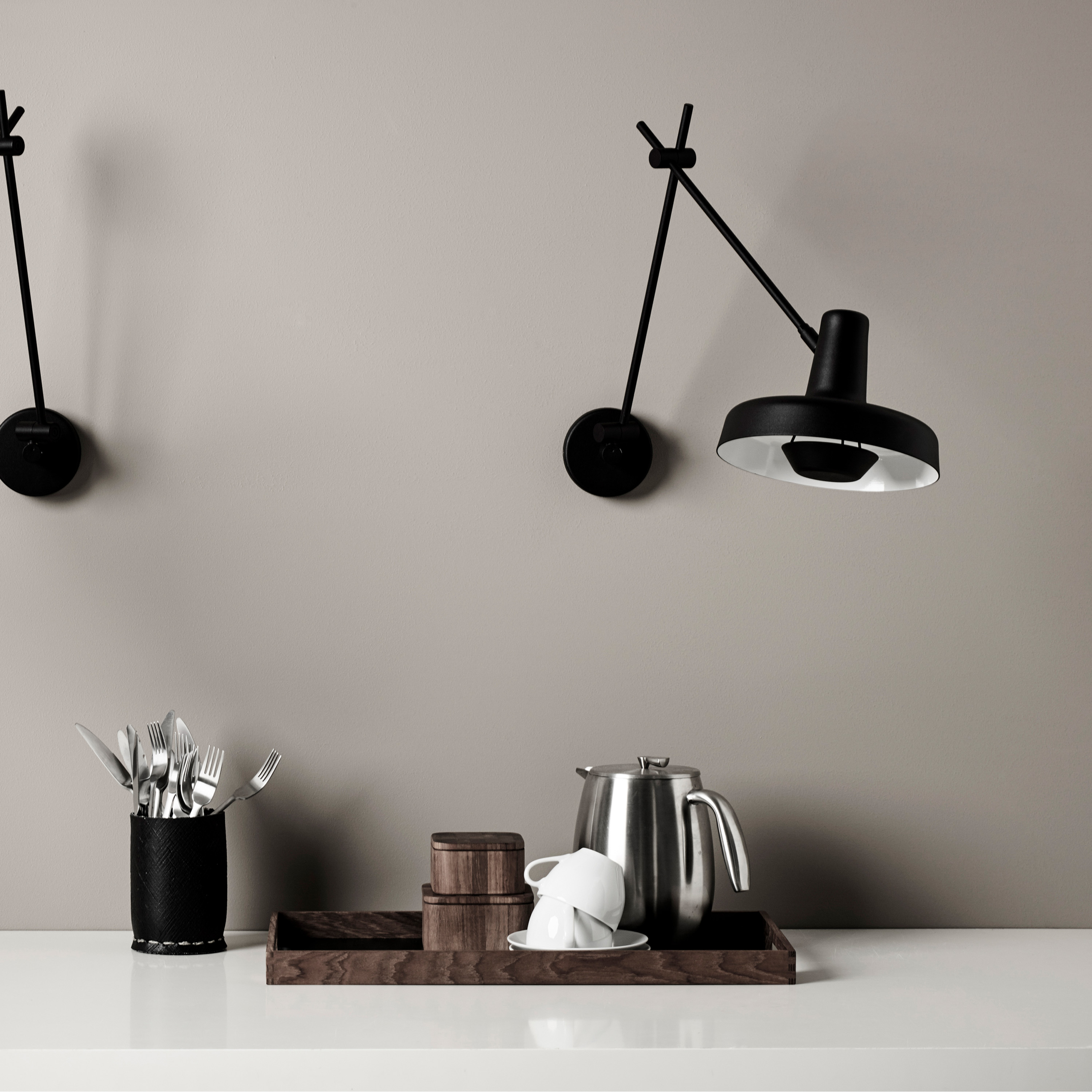 Grupa Arigato Seinävalaisin Black