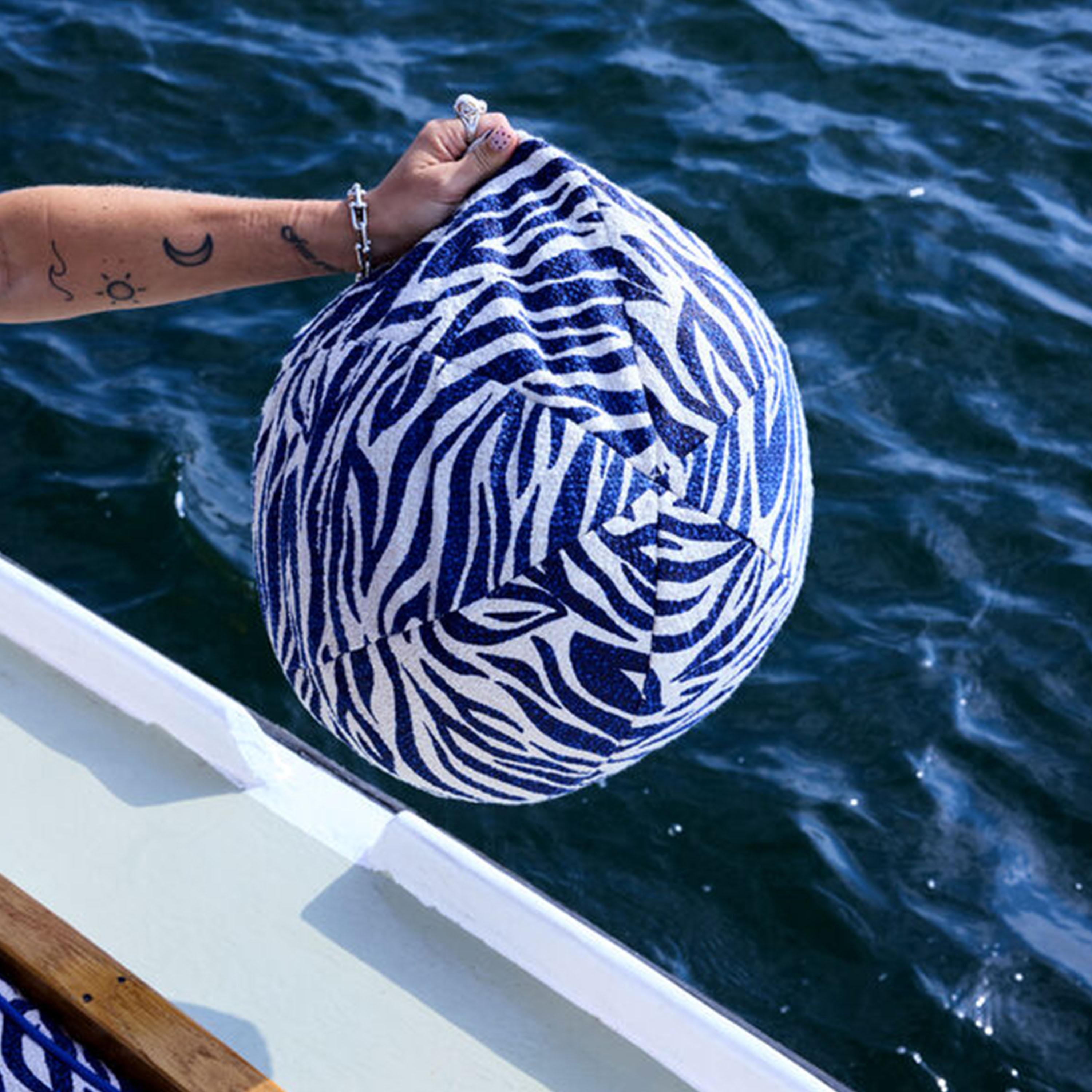 Byon Anima Zebra Prydnadskudde Blue Ø35