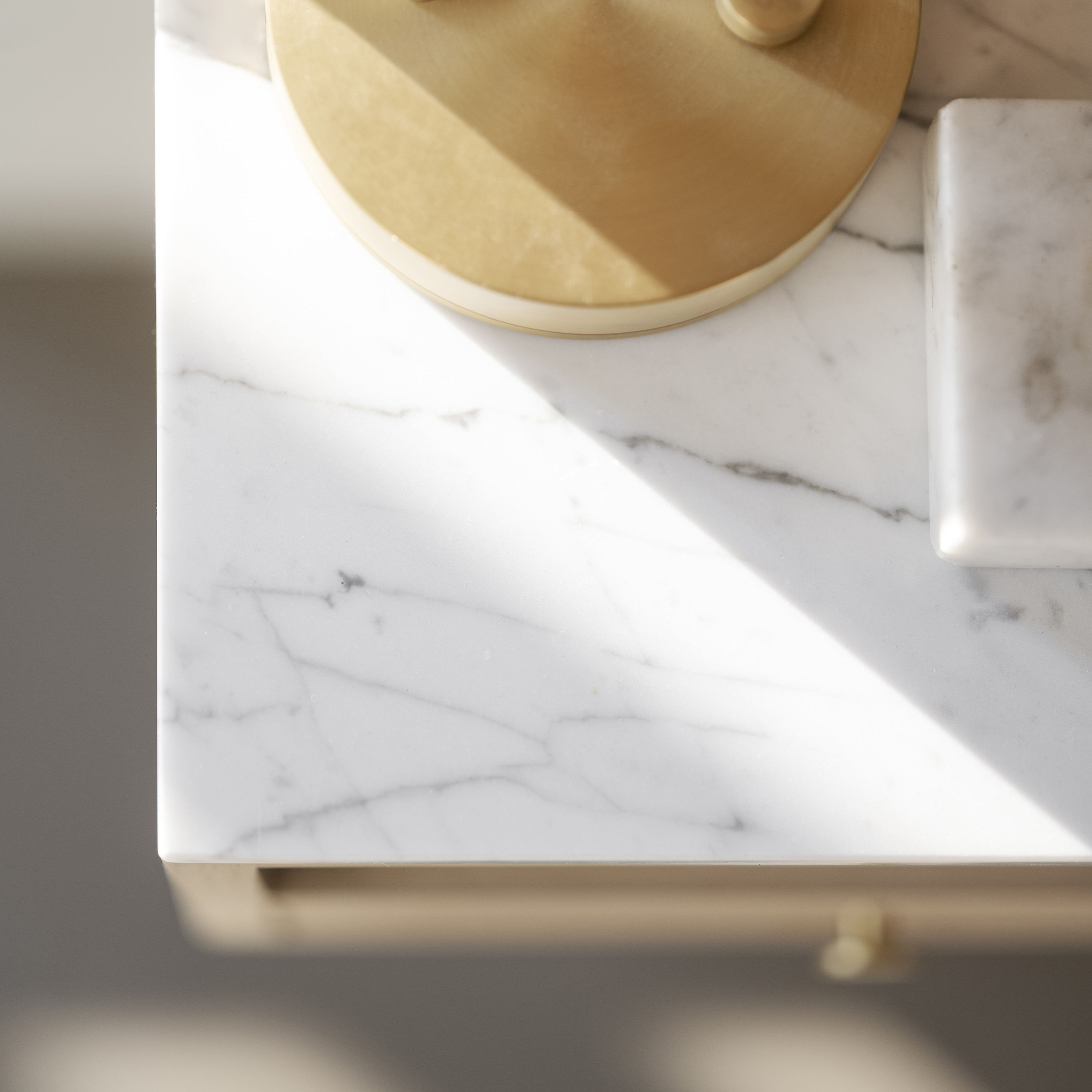 Rowico Home Whitmore Nachttisch/Wandschrank Weiß pigmentiert/Weißer Marmor