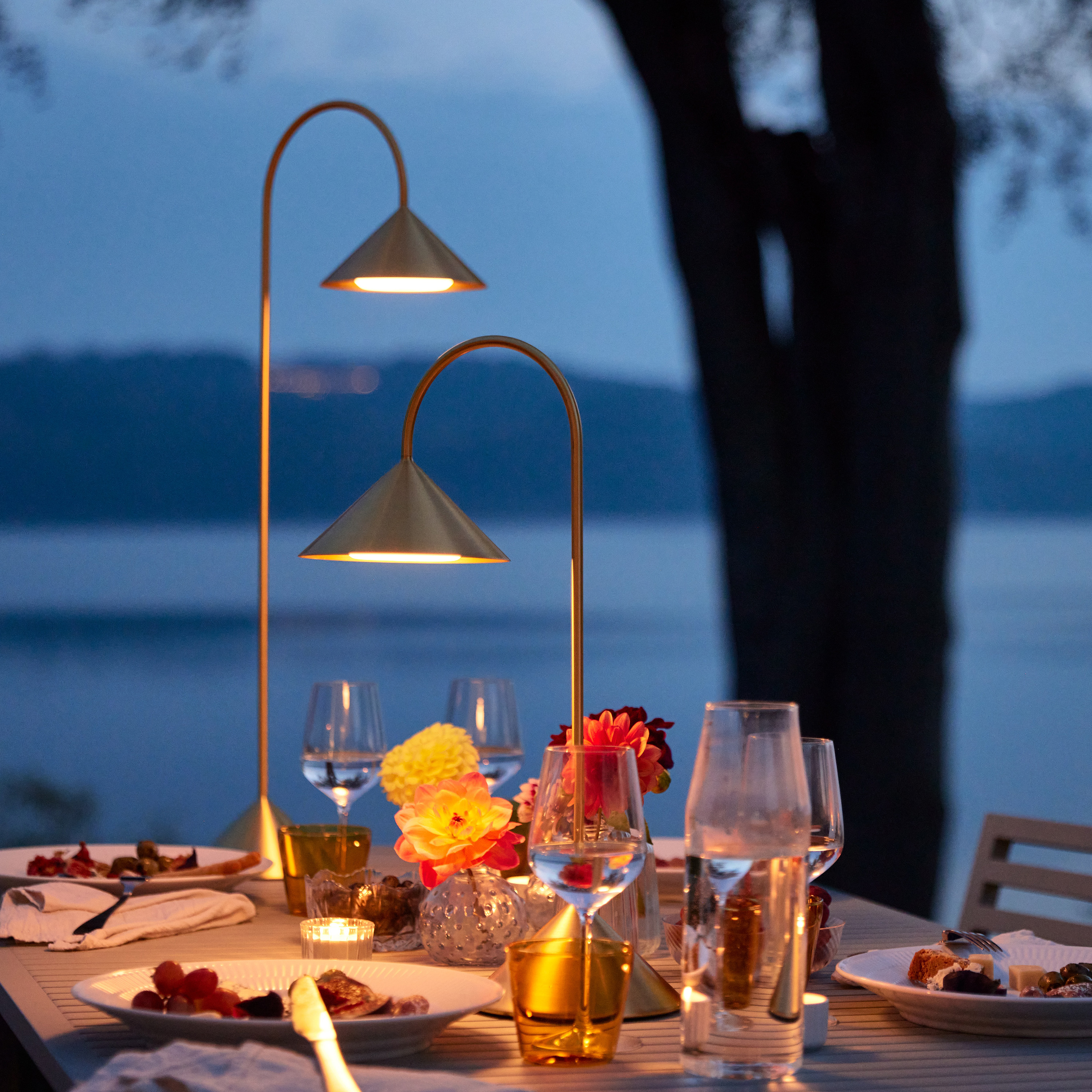 Frandsen Grasp Kannettava Pöytävalaisin Solid Brass 72cm