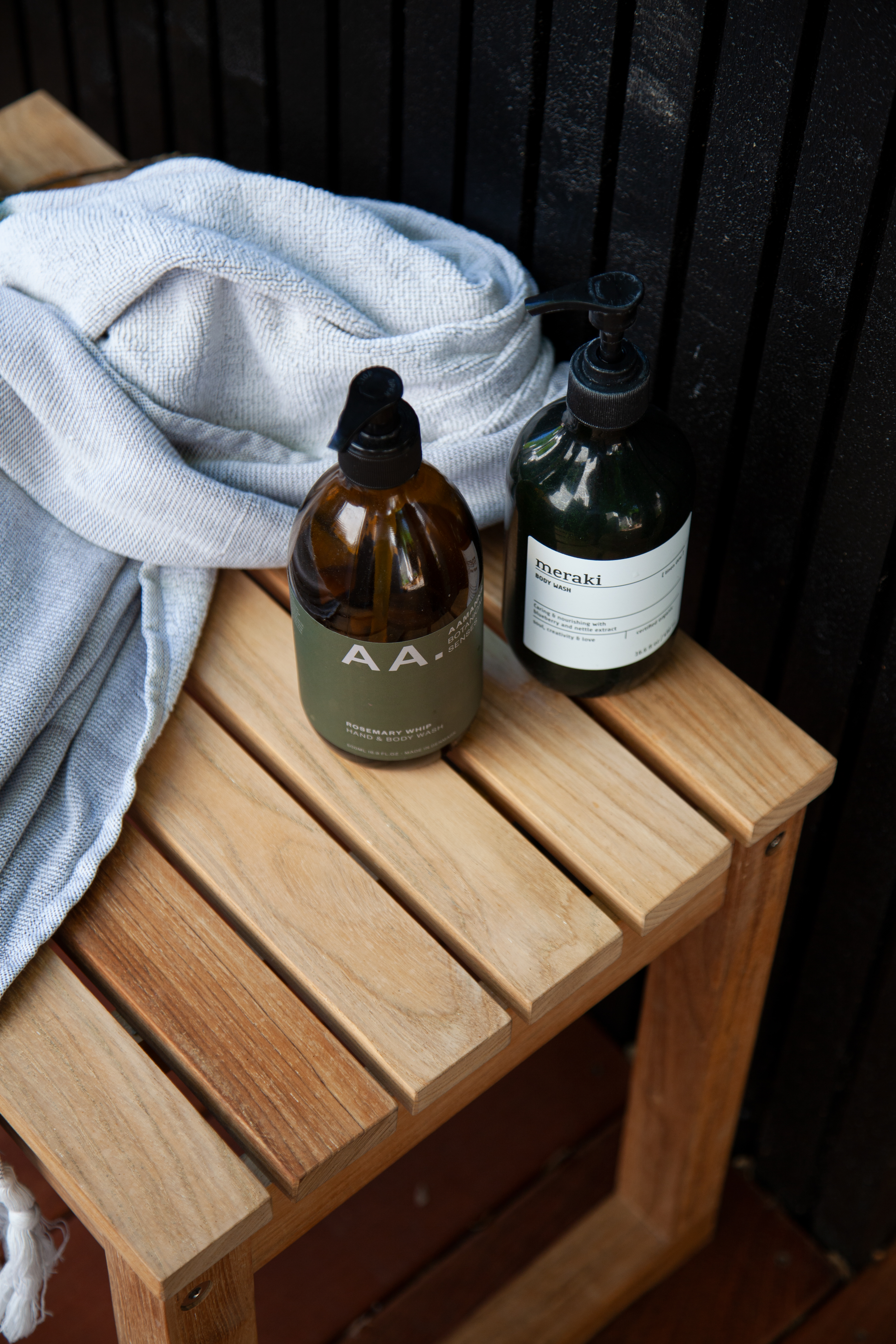 Cinas Vega Hocker aus Teakholz