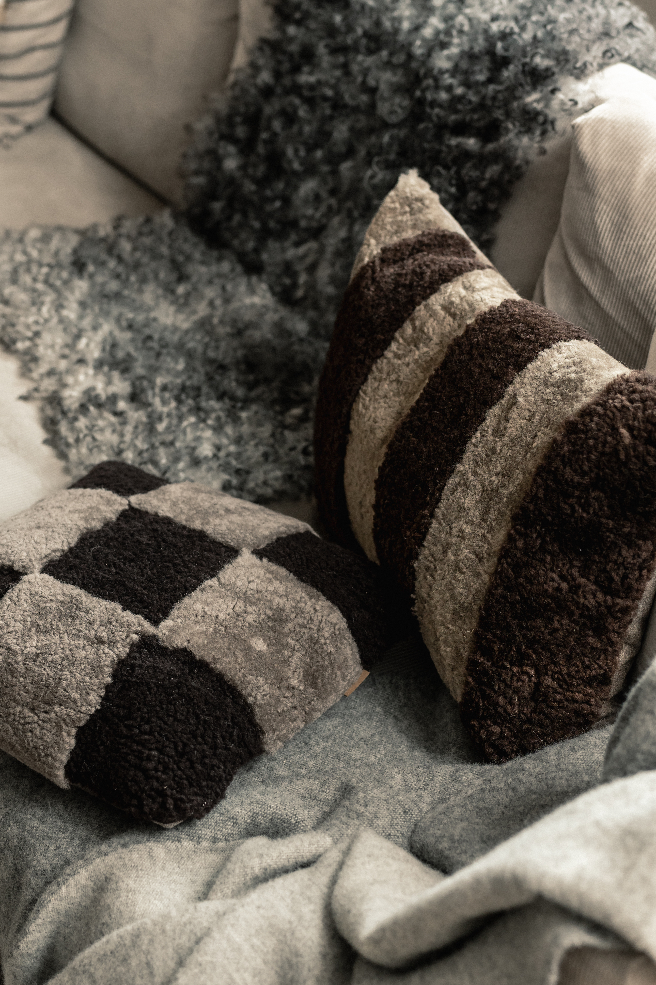 Shepherd Rand Prydpute i saueskinn Stone/Mørkebrun 40x60