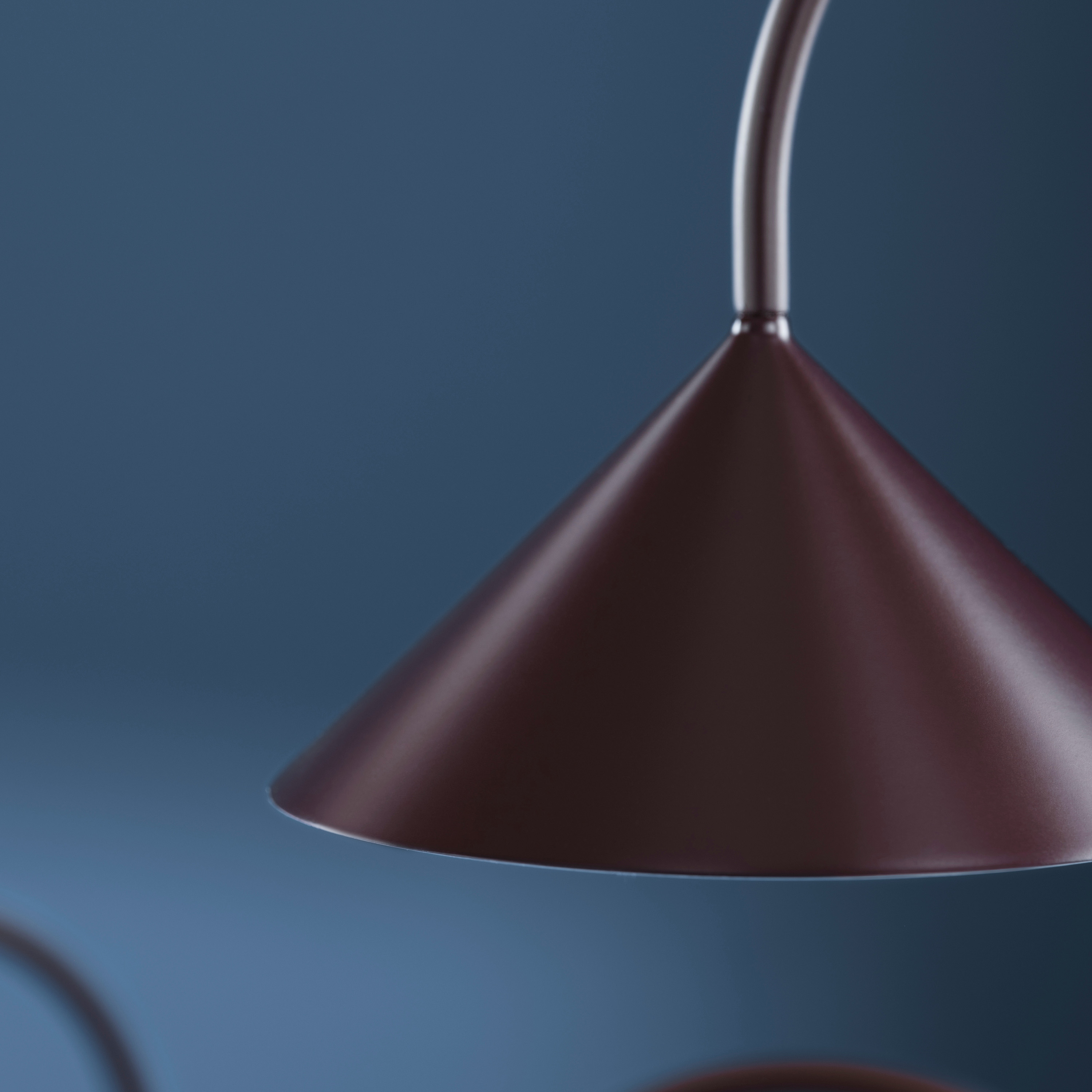 Frandsen Grasp Portabel Bordslampa Matt Beetroot 72cm