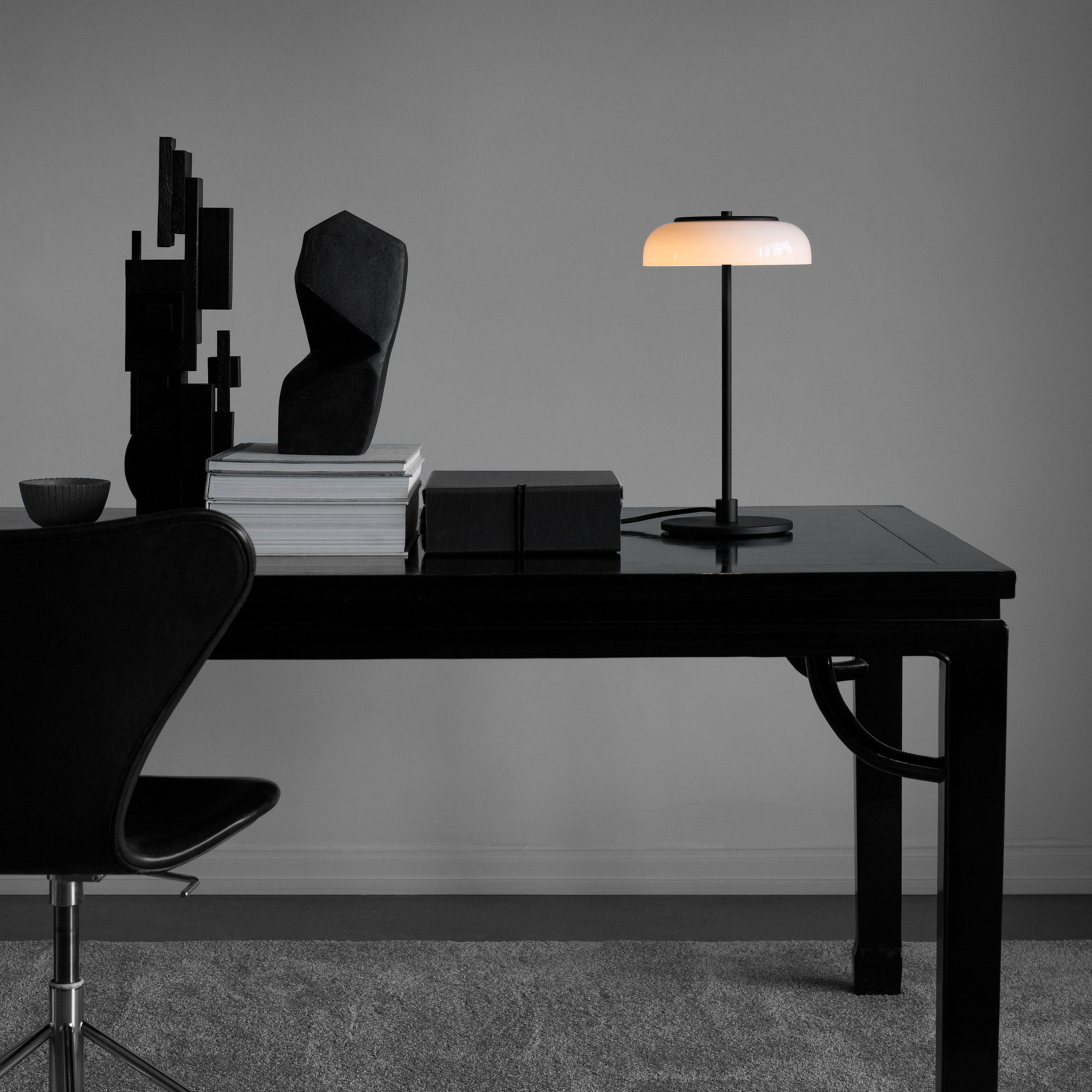 Nuura Blossi Bordslampa Black/Opal Ø23