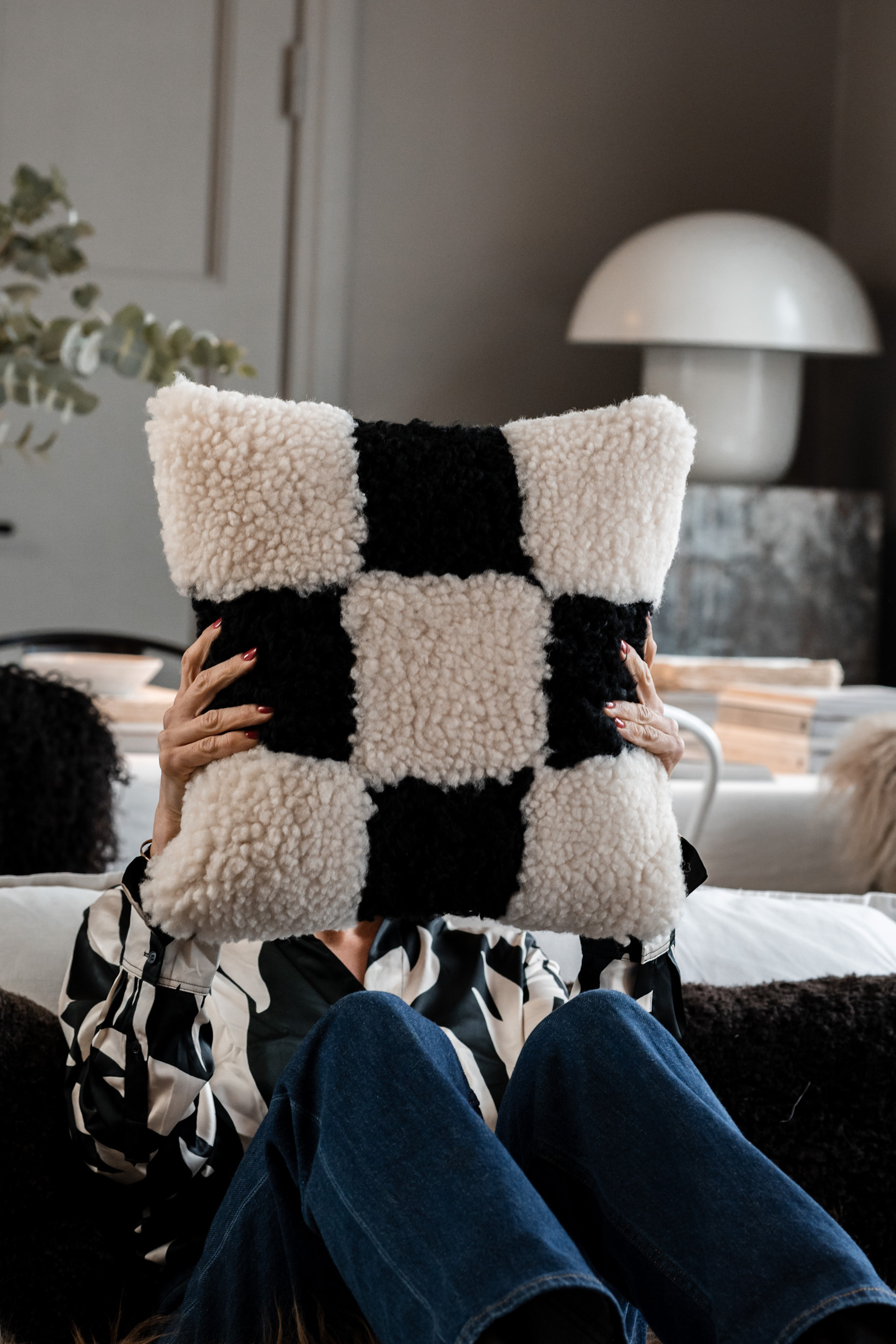 Shepherd Ruth Prydnadskudde Fårskinn Creme/Svart 40x40