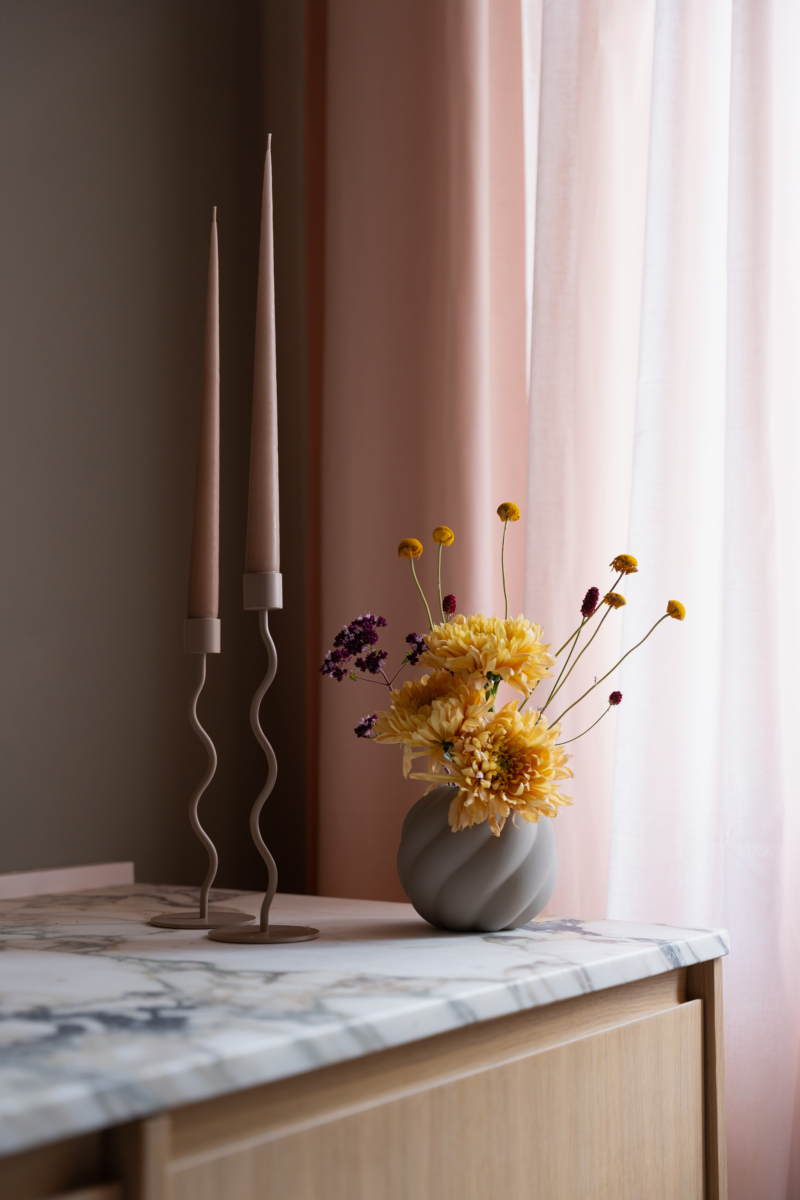 Cooee Design Kaareva kynttilänjalka Taupe 23cm