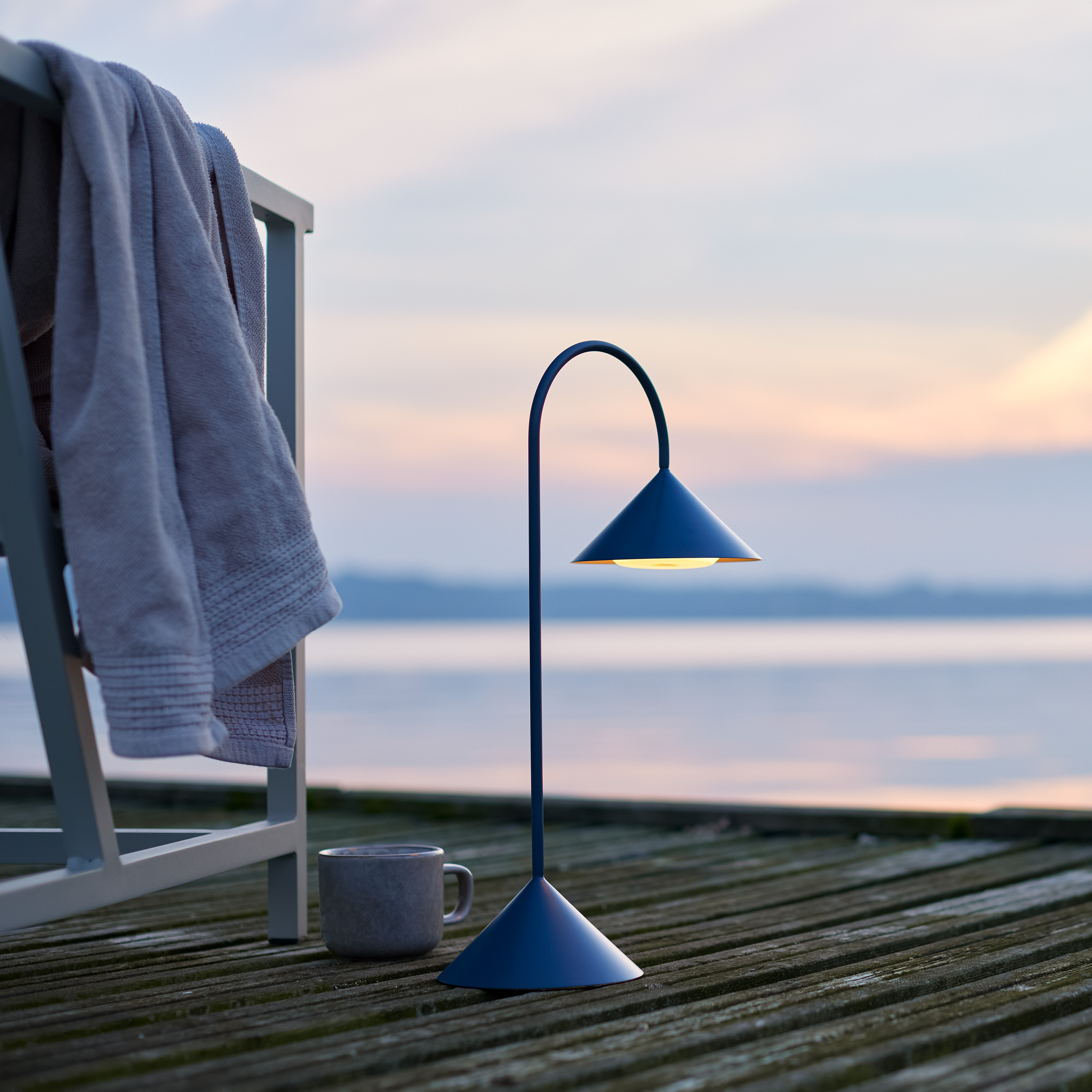 Frandsen Grasp Bærbar Bordlampe Matt Petroleum 47cm