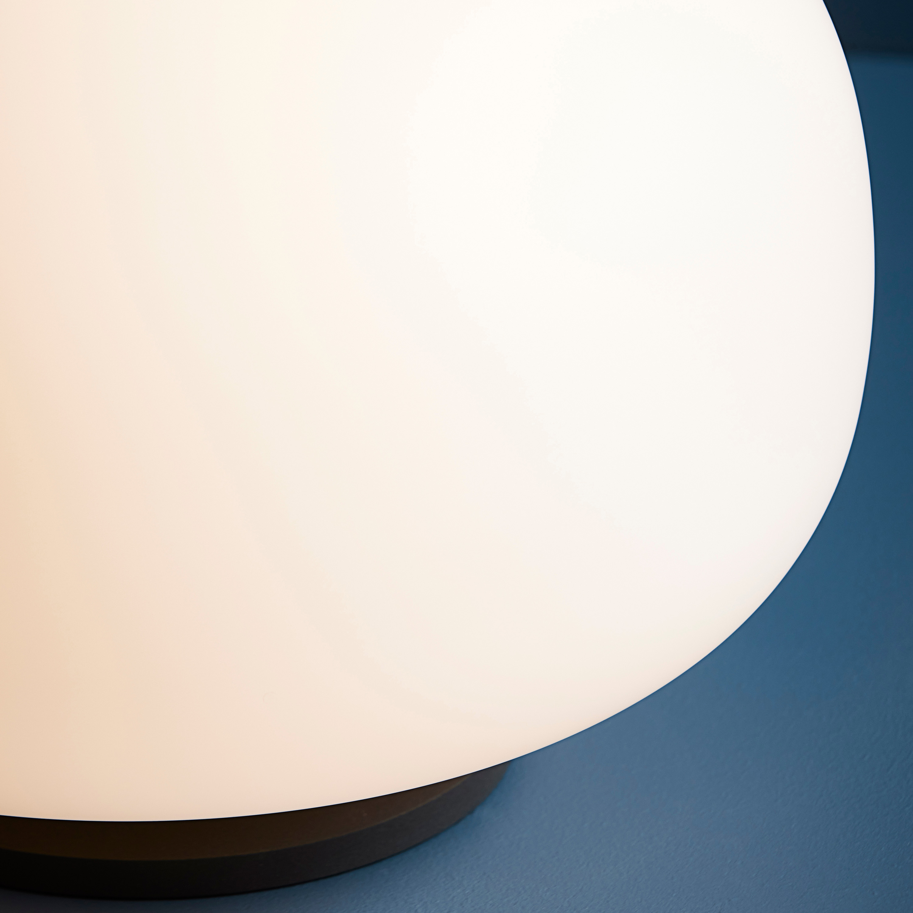 Frandsen Supernate Bordlampe Opal White/Black Ø38