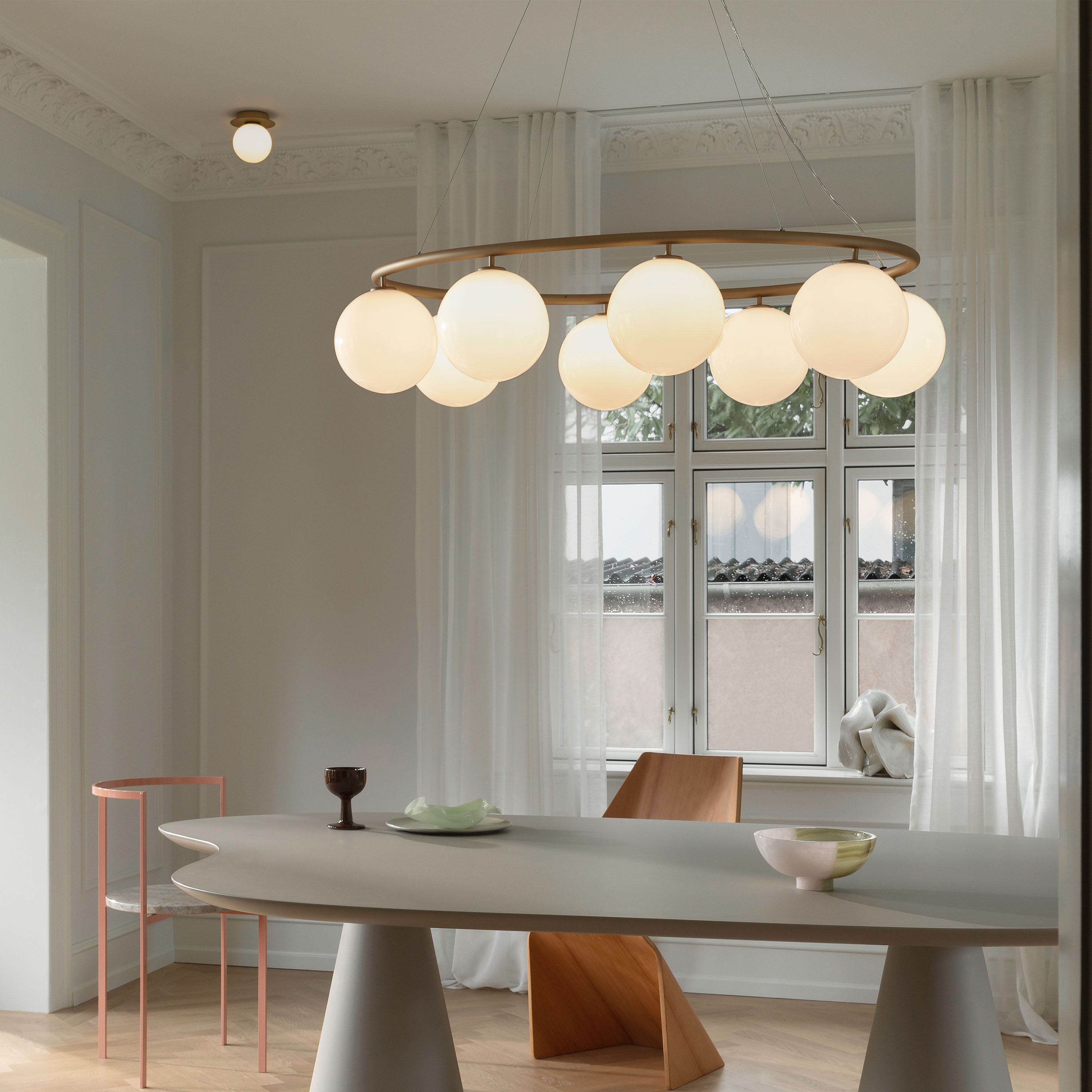 Nuura Miira 8 Oval Taklampa Brass/Opal 109x80