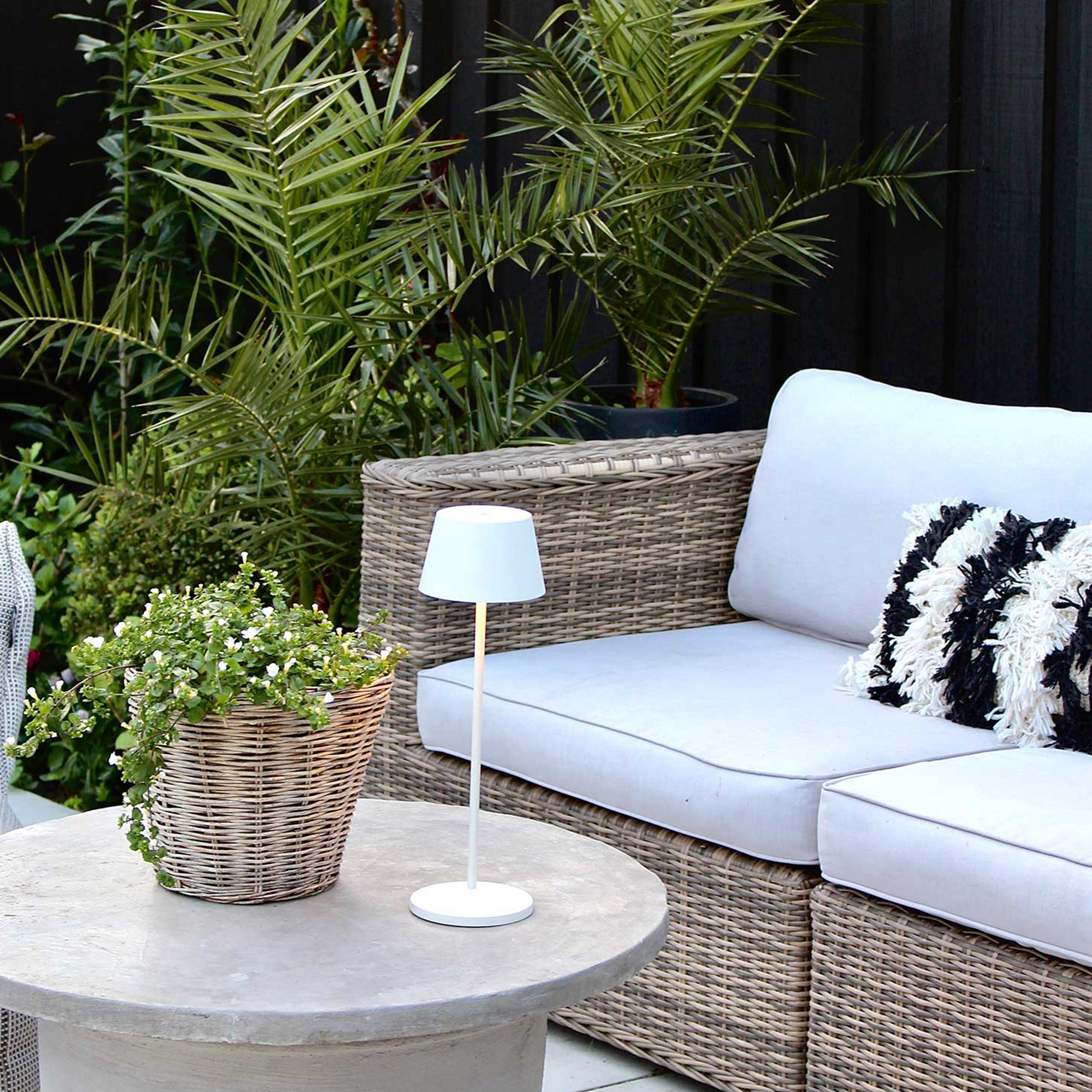 LOOM Design Modi Ladattava Pöytävalaisin White