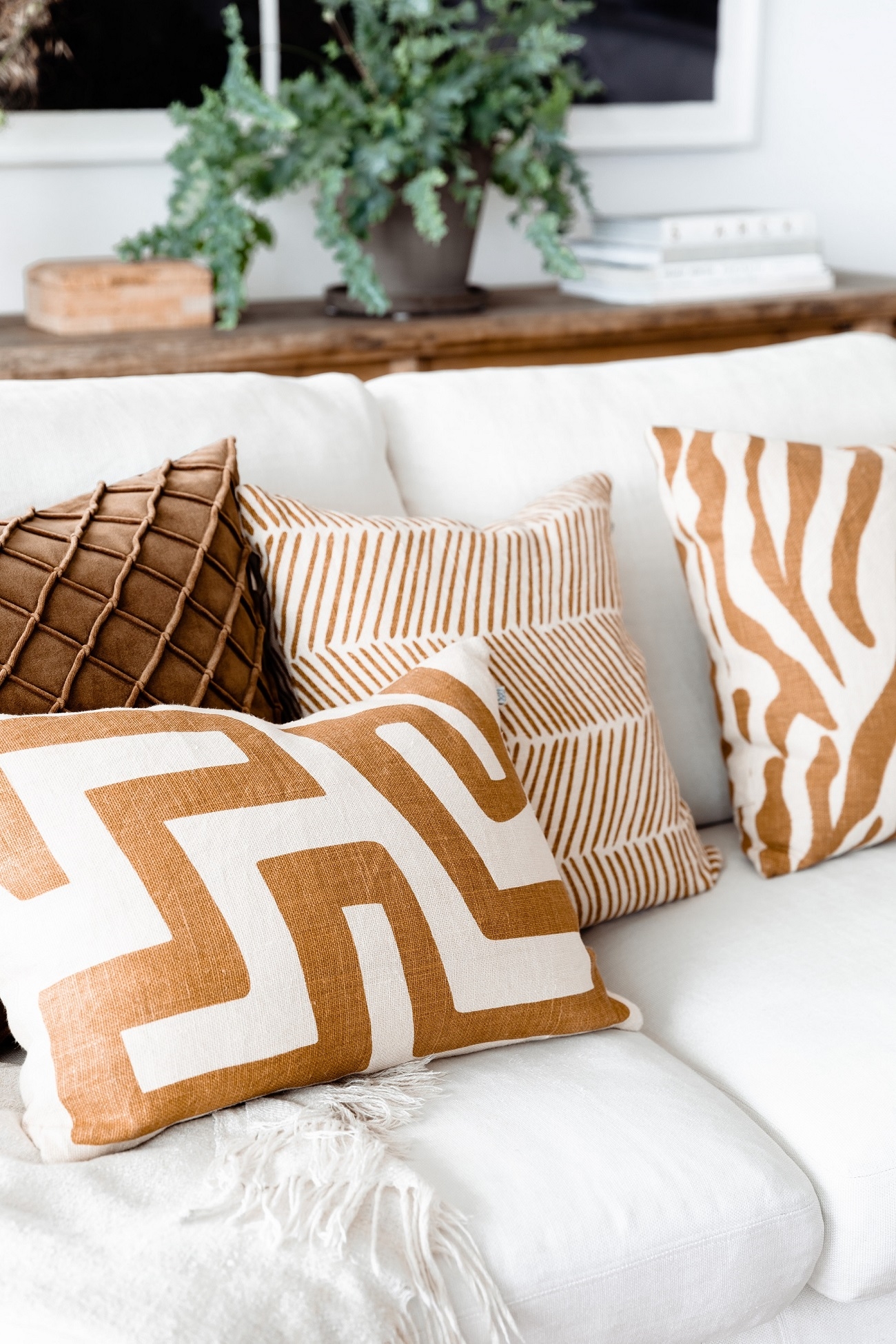 Chhatwal &amp; Jonsson Deva Kissenbezug Samt Cognac 50x50