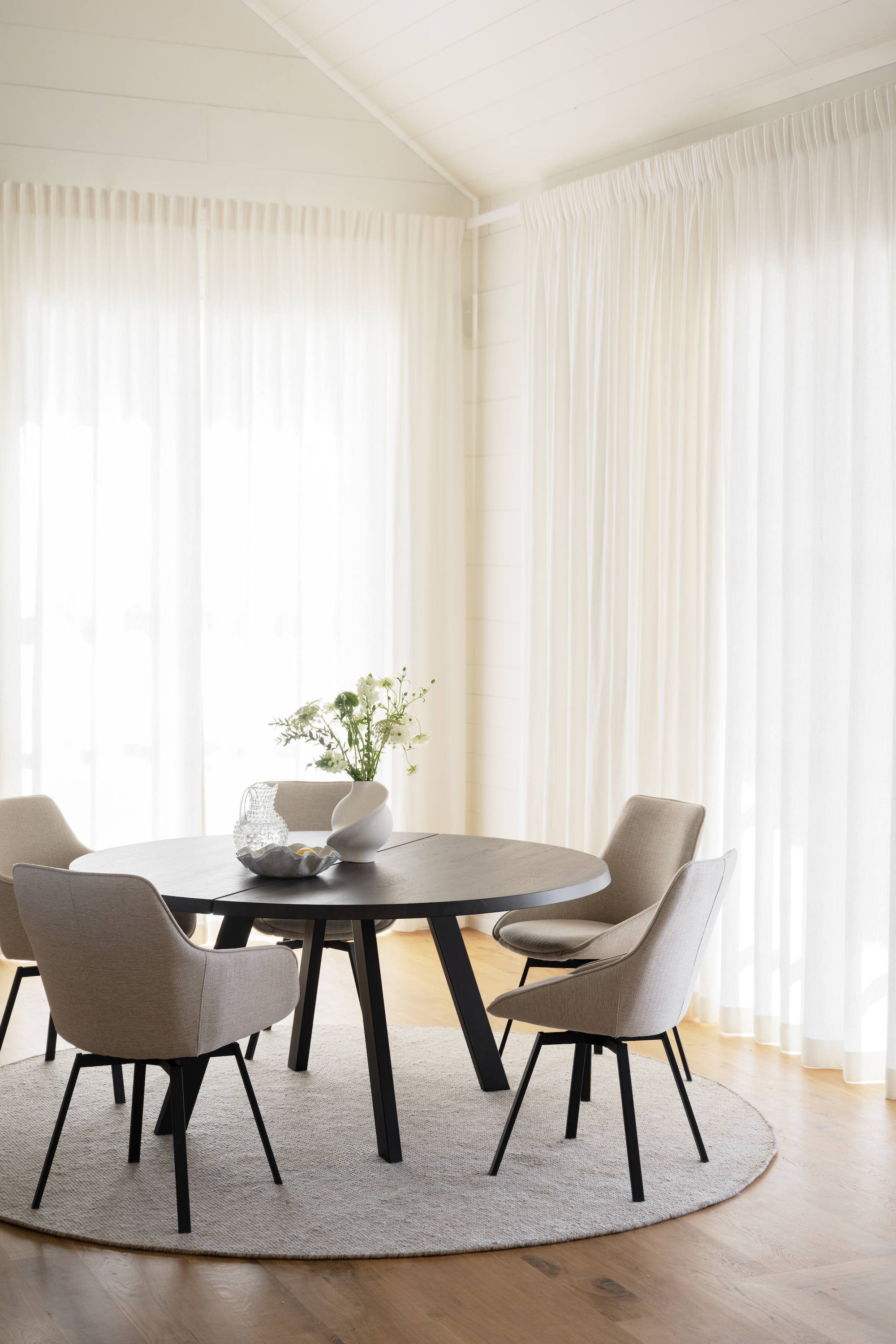 Rowico Home Alison Karmstol Ljusbeige/Svart