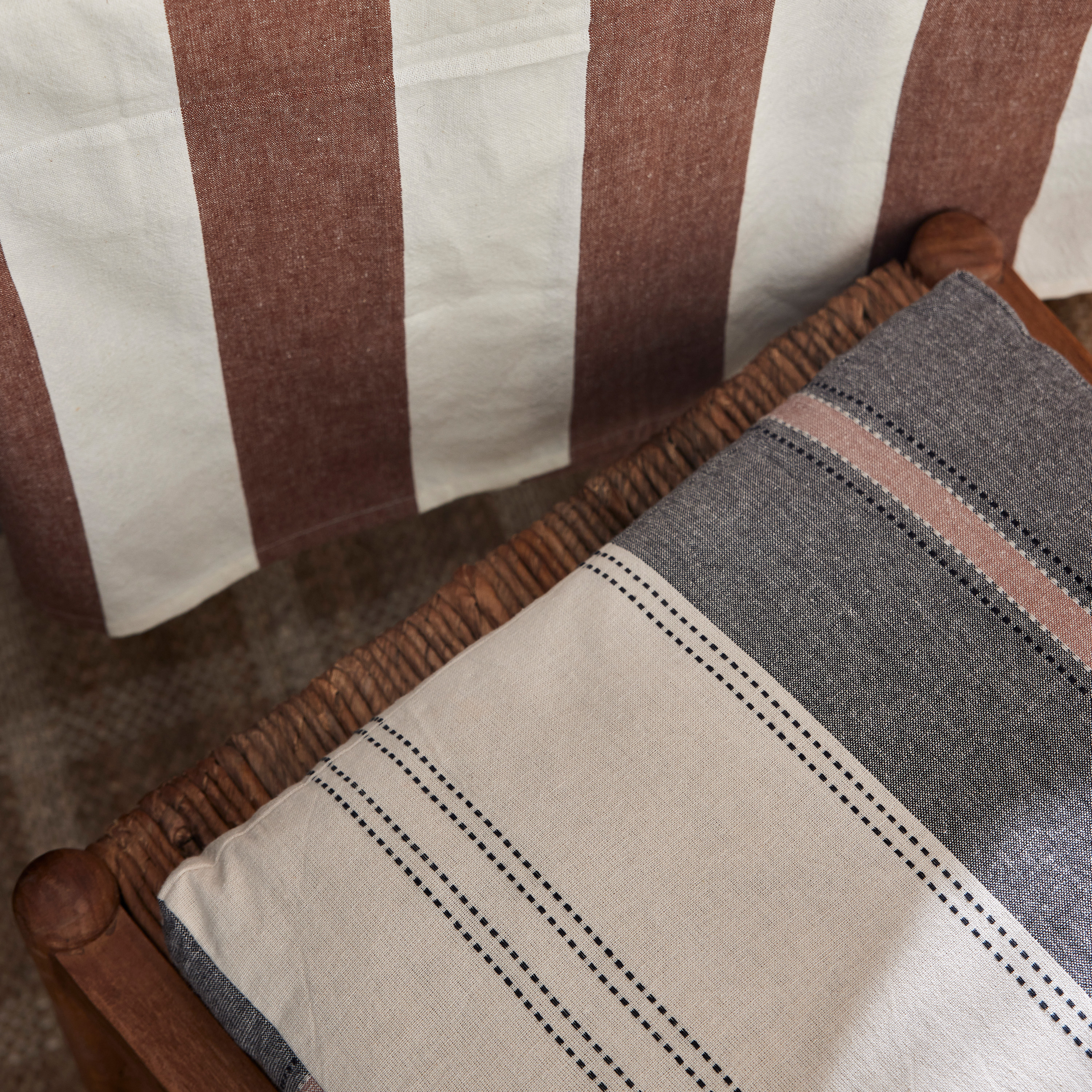 Jakobsdals Striato Pöytäliina Ruskea/offwhite 140x260