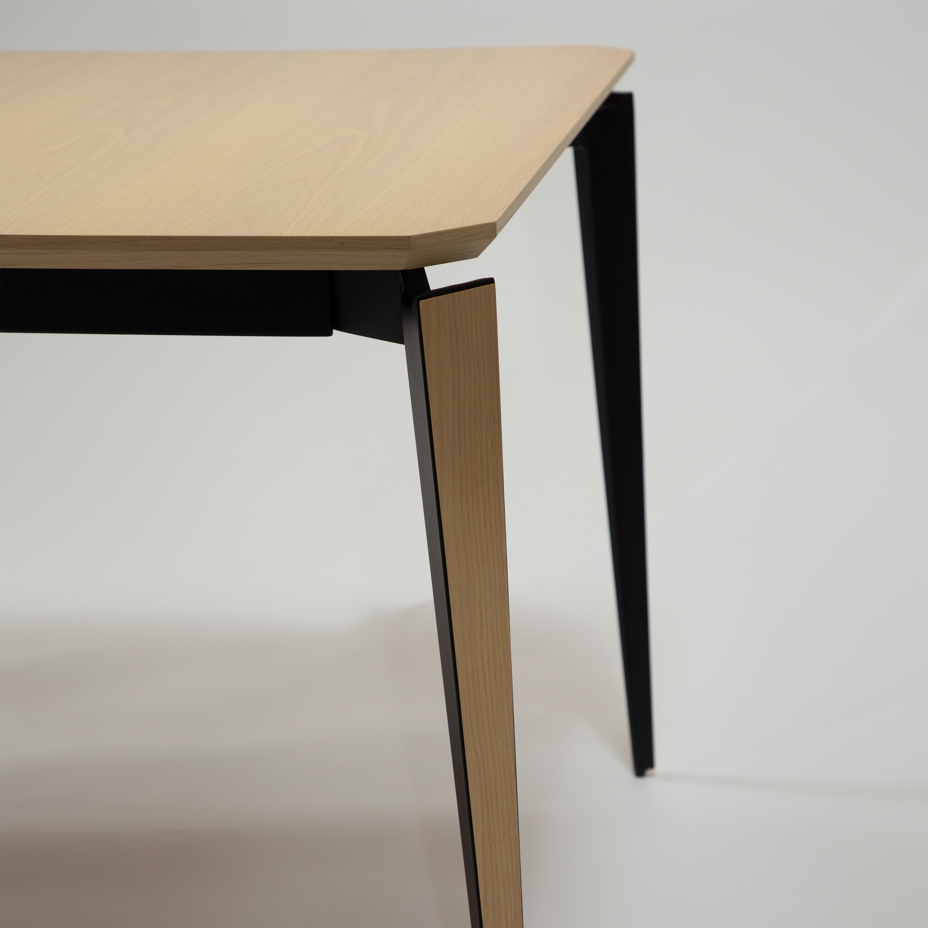 Dan Form Edge Pöytä Valkopesty tammi 200+100 cm