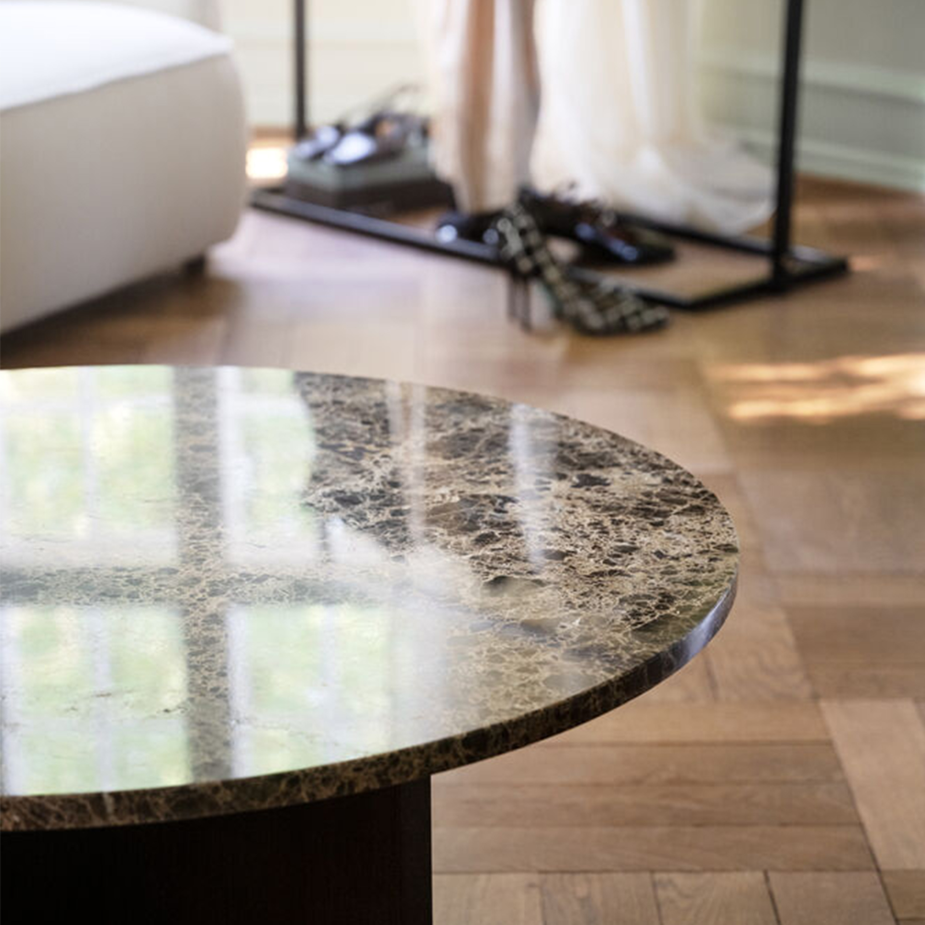 Rowico Home Brooksville Couchtisch Braun Marmor/Eiche Ø90