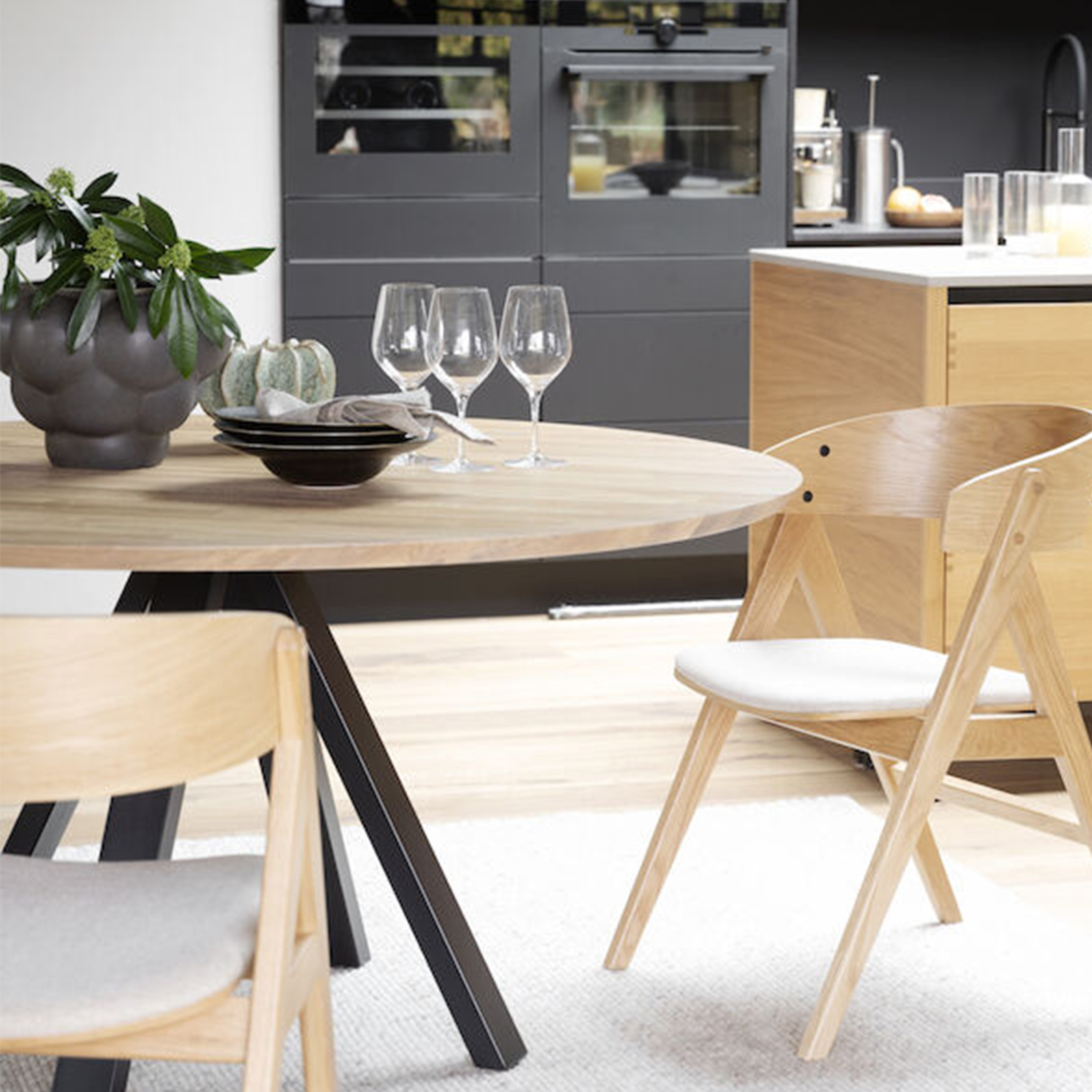 Rowico Home Carradale Matbord Ek/Svart Ø150