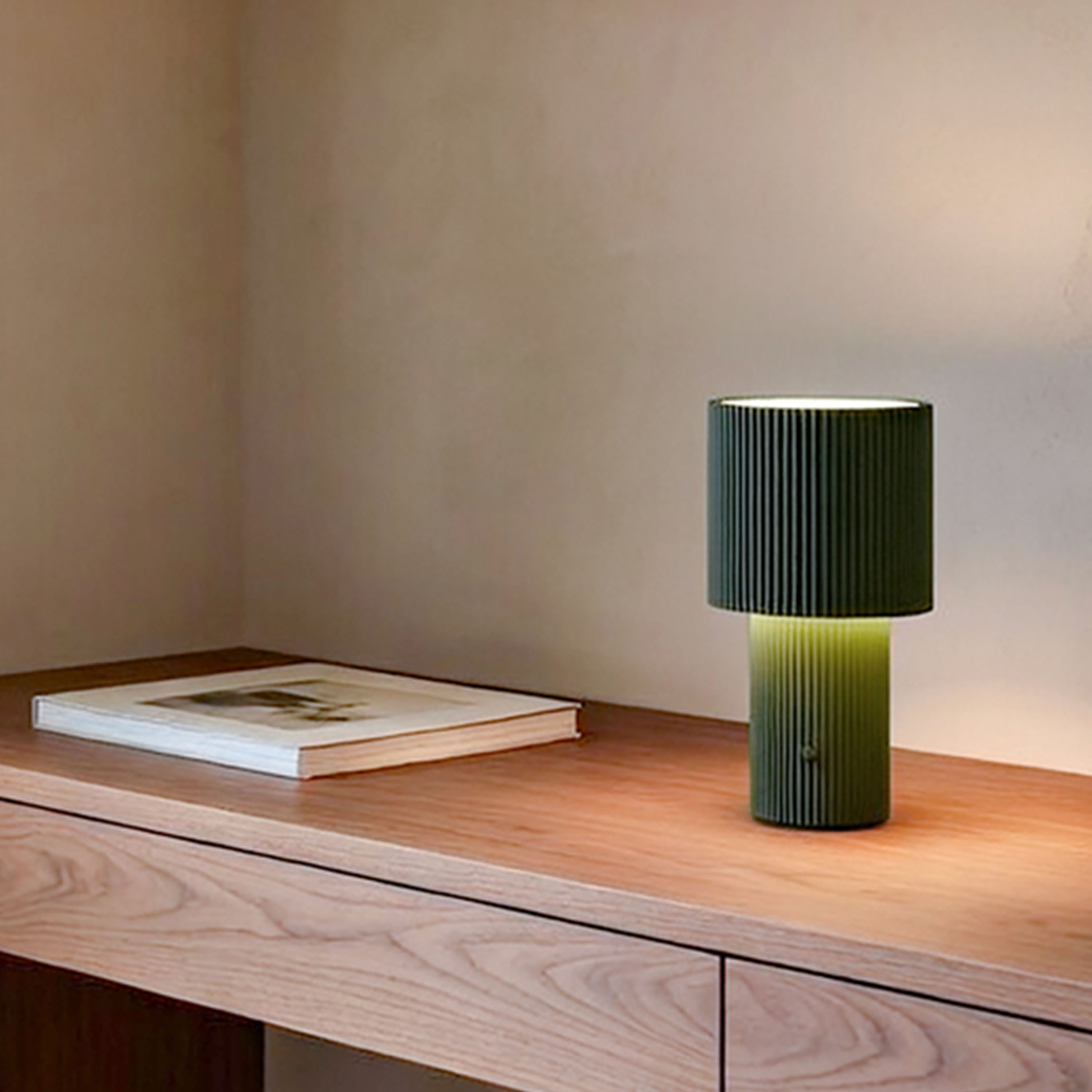 Herstal Iluma Portabel Bordslampa Olivgrön 22cm