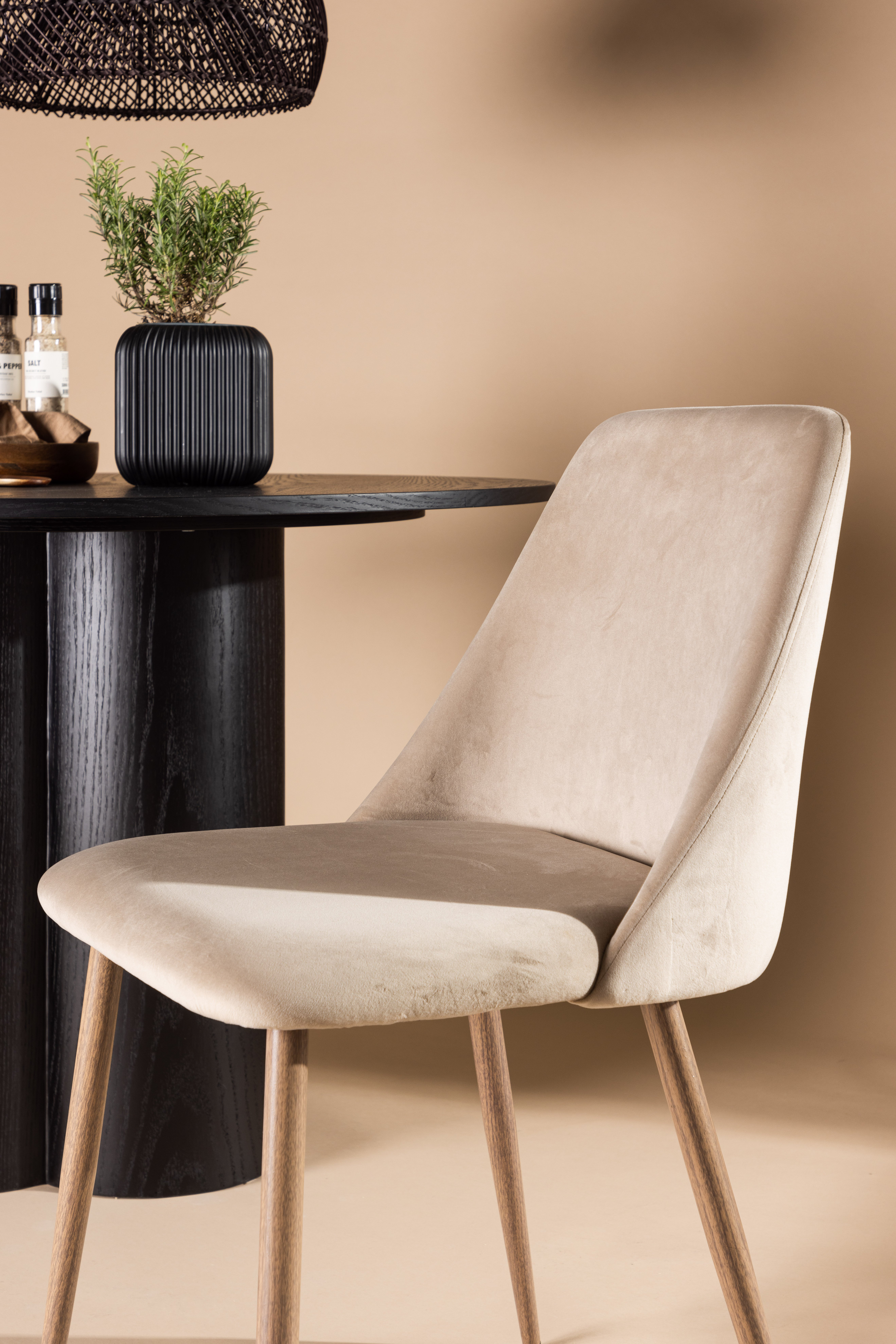 Venture Home Lori Matstol Sammet Beige