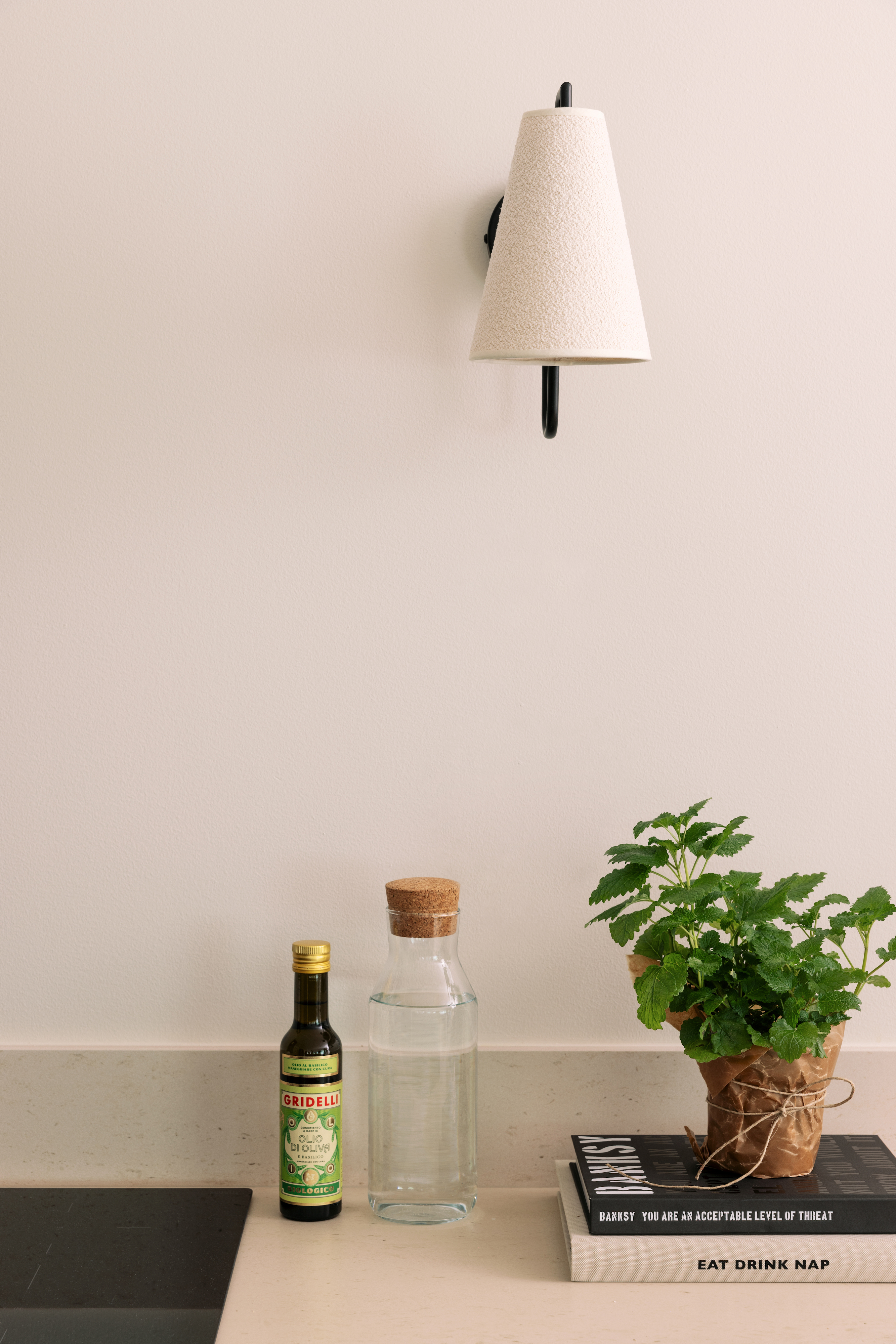 Globen Lighting Lou Vegglampe Bouclé Hvit/Svart