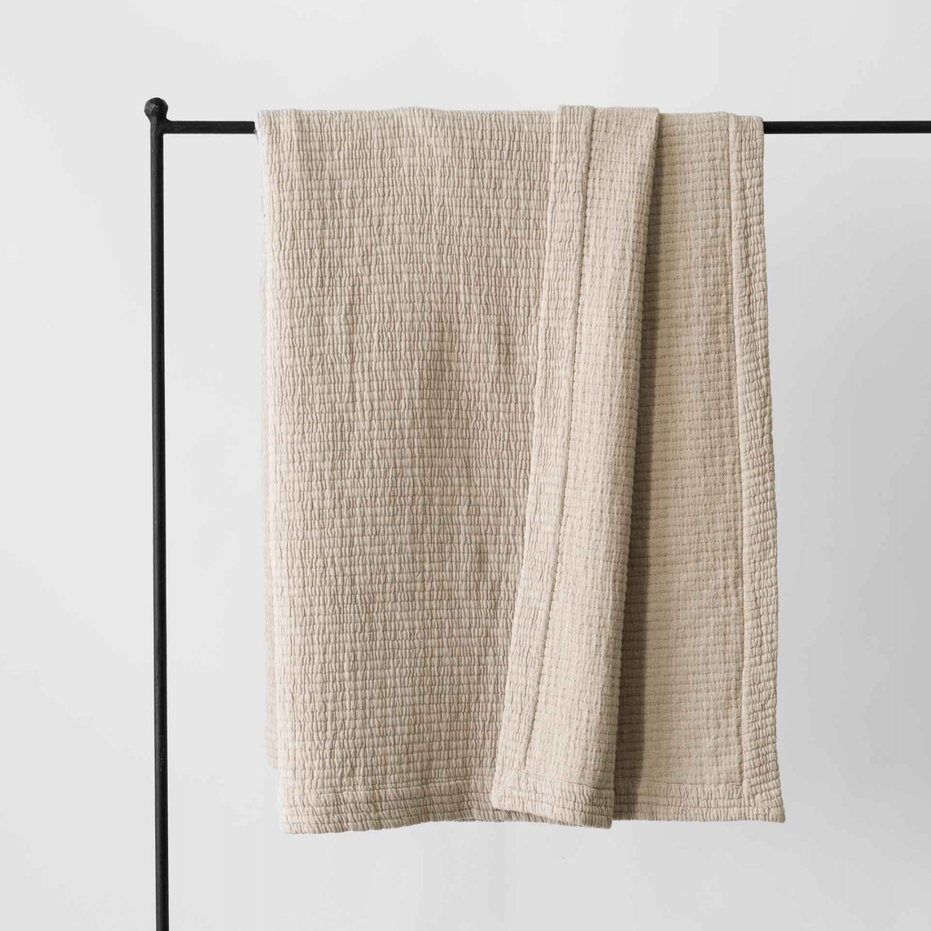 Tell me more Brick Överkast Sand 140x200