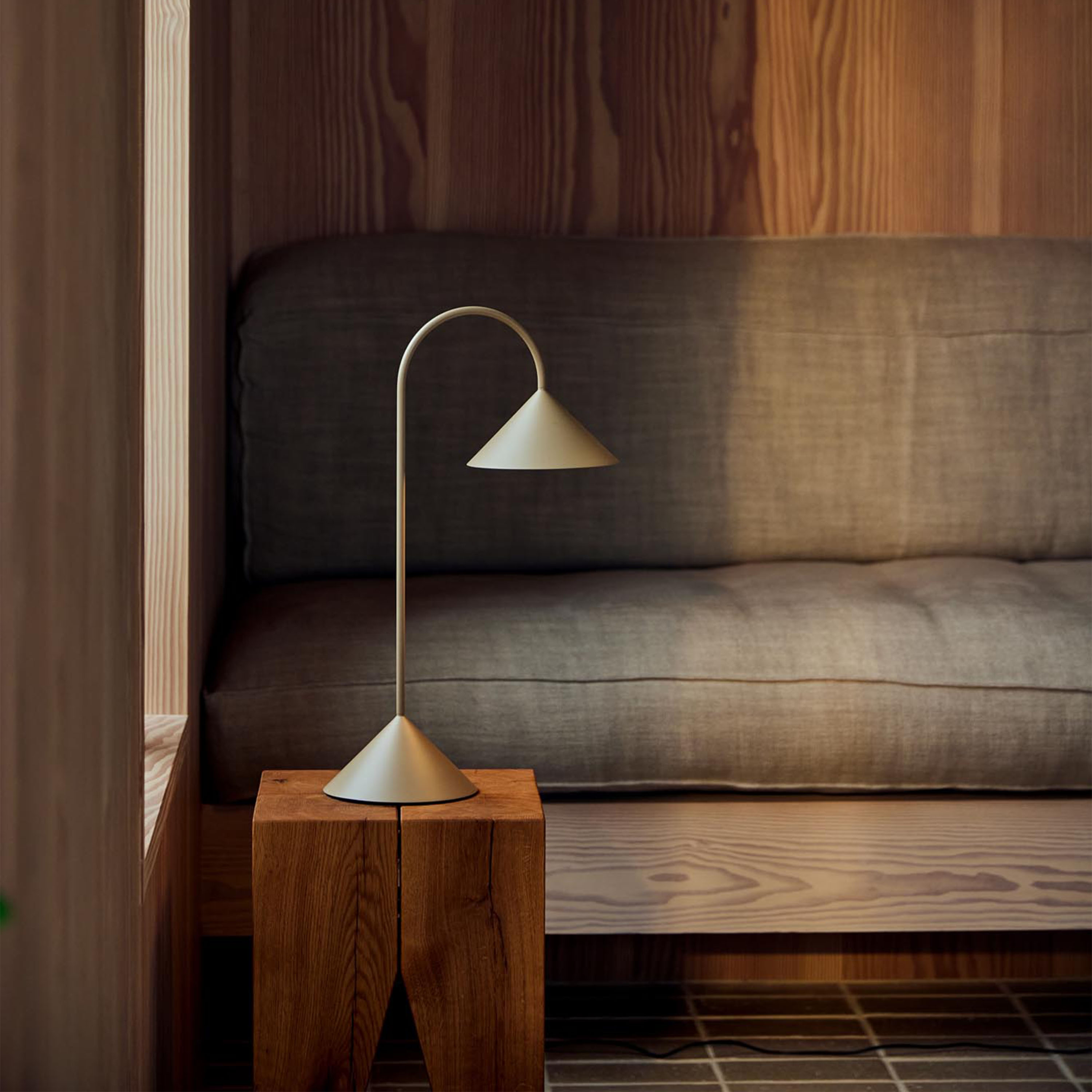 Frandsen Grasp Tragbare Tischleuchte Sand Grey 47 cm