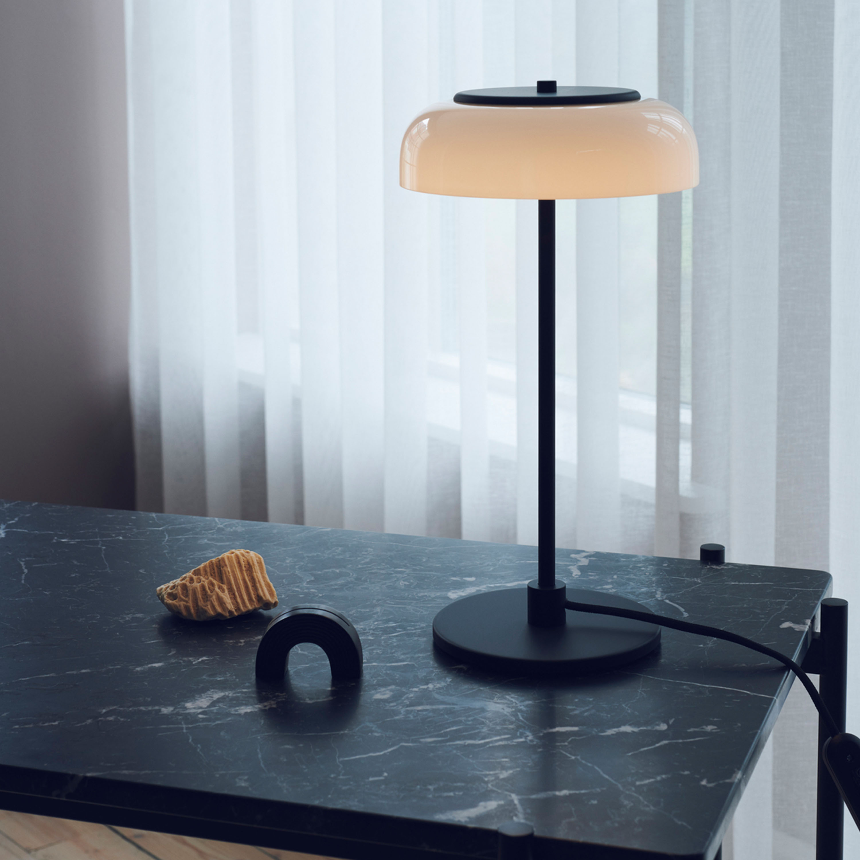 Nuura Blossi Bordslampa Black/Opal Ø23