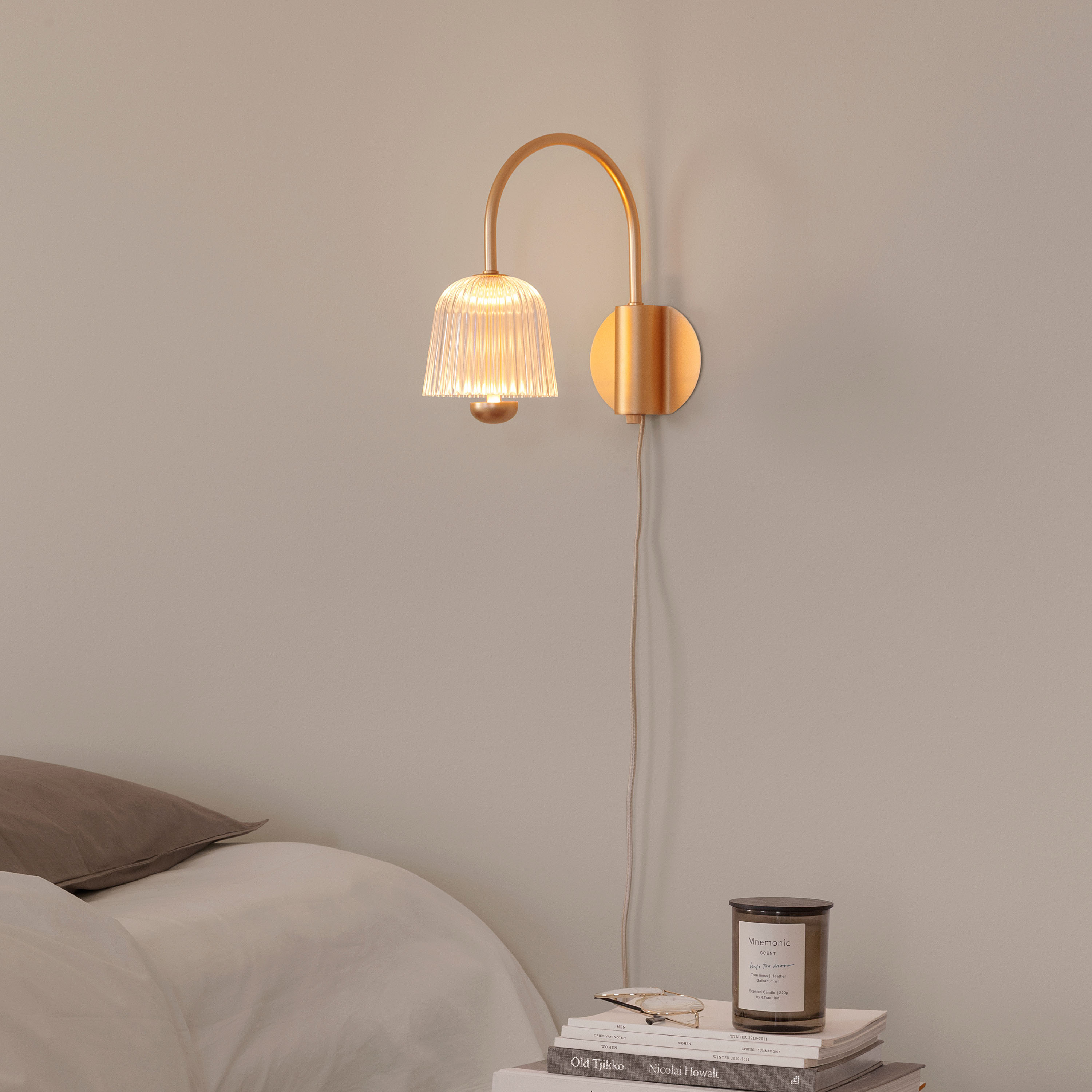 Nuura Asteea Vägglampa Satin Brass/Ripple Clear