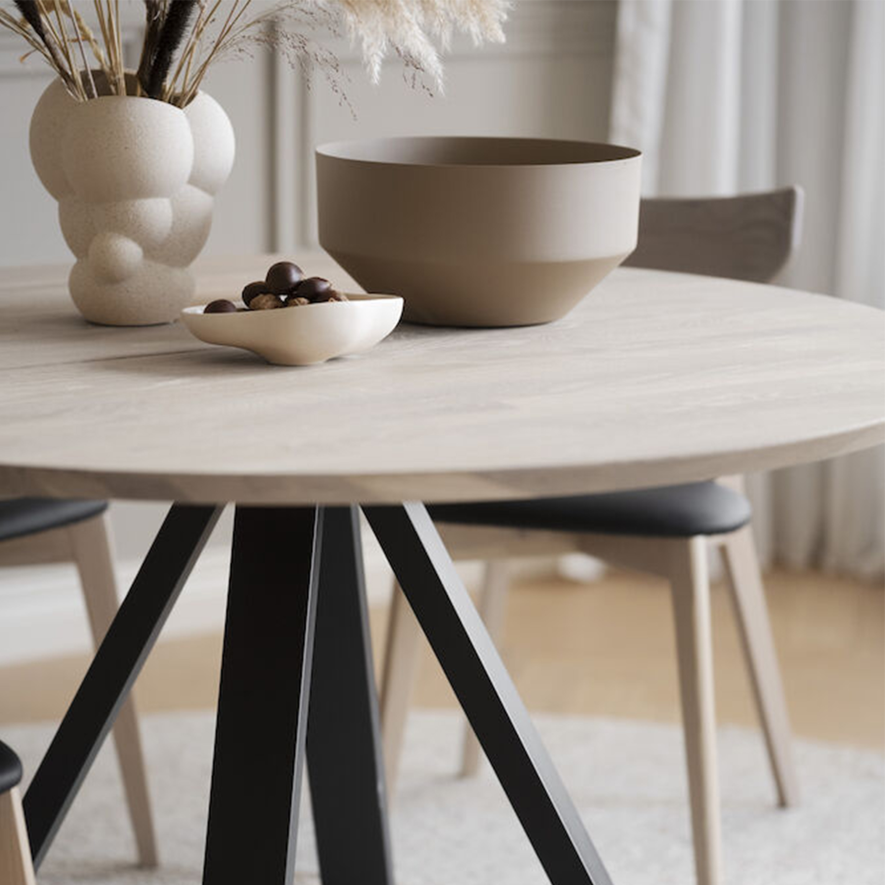 Rowico Home Carradale Matbord Vitpigmenterad/Svart Ø130